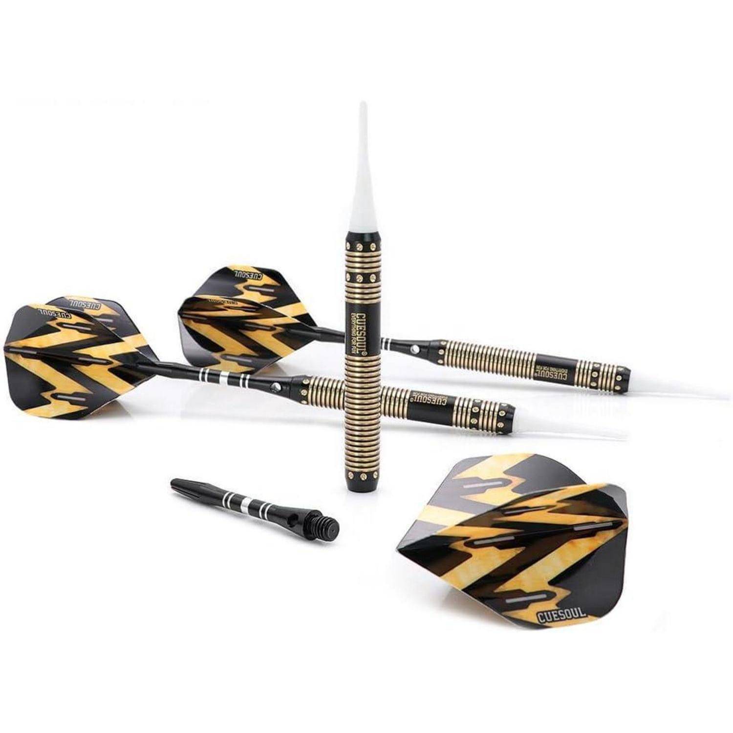 Ein Satz von drei Dartpfeilen mit schwarz-goldenen gestreiften Flights und strukturierten Griffstücken. Ein Dartpfeil ist zusammengebaut; die Komponenten sind verstreut umherliegend.