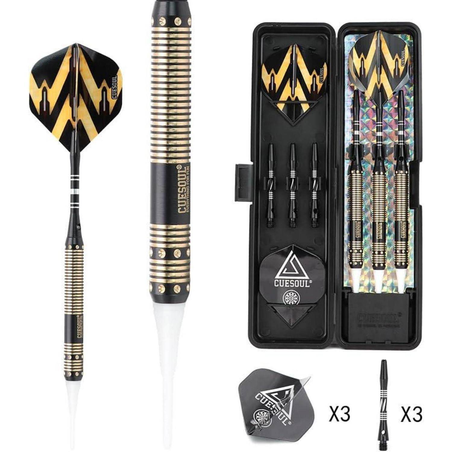 Dart-Set mit drei Dartpfeilen mit schwarzen und goldenen Designs und einer Tragetasche. Enthält zusätzliche Dartschäfte und Flights.