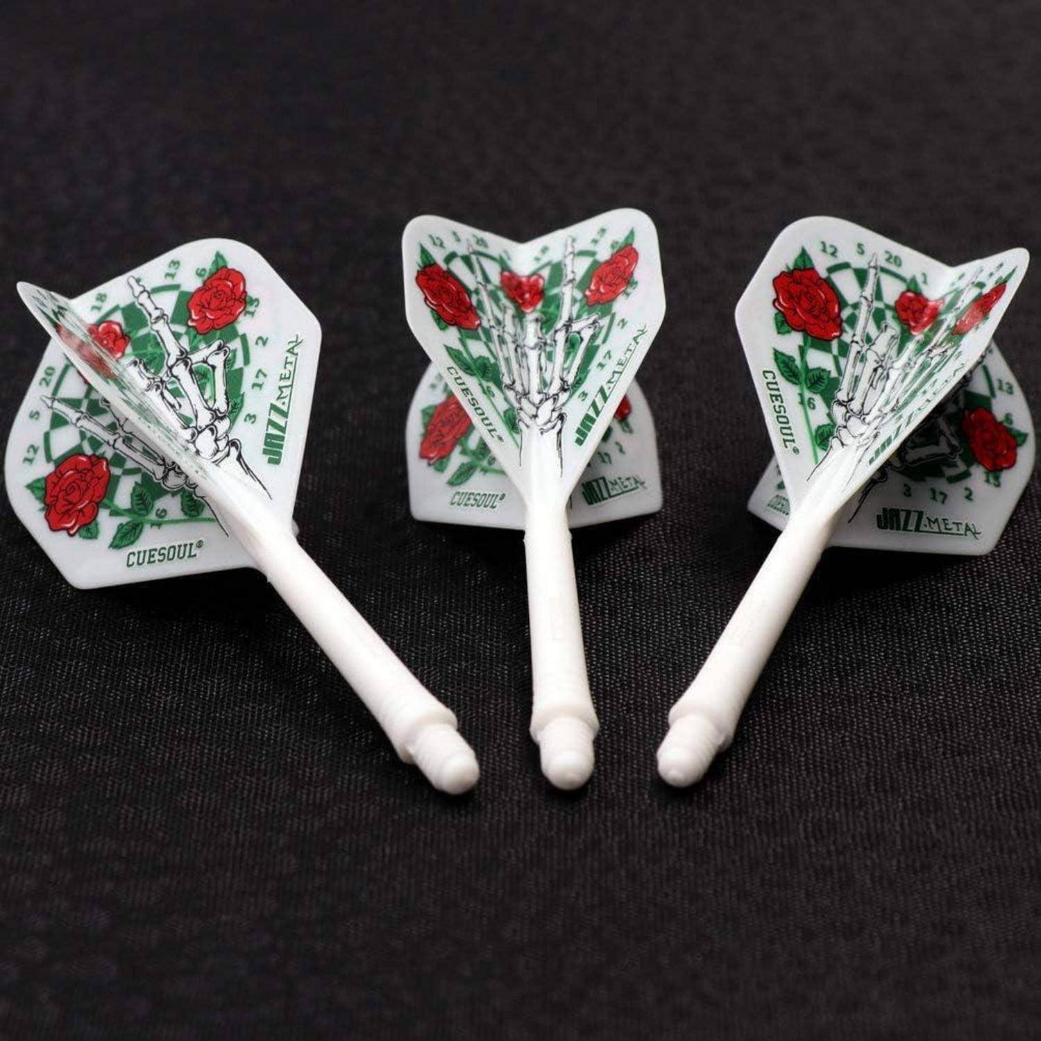 Drei weiße Dartflights mit roten Rosendesigns und Illustrationen von Skeletthand, symmetrisch auf einer dunklen Oberfläche angeordnet.