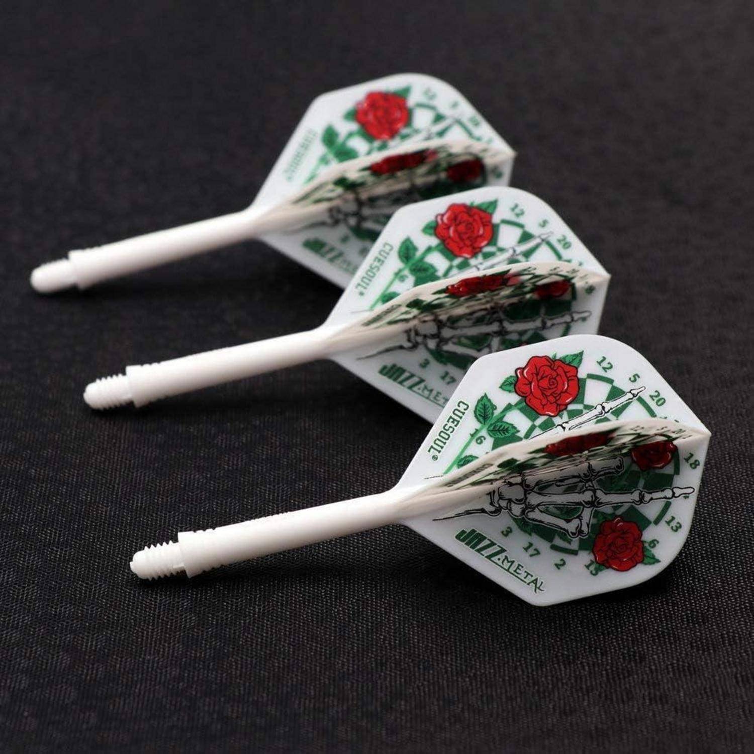 Drei weiße Dartpfeile mit roten Rosenmustern auf den Flügeln, parallel auf einer dunklen Oberfläche angeordnet.