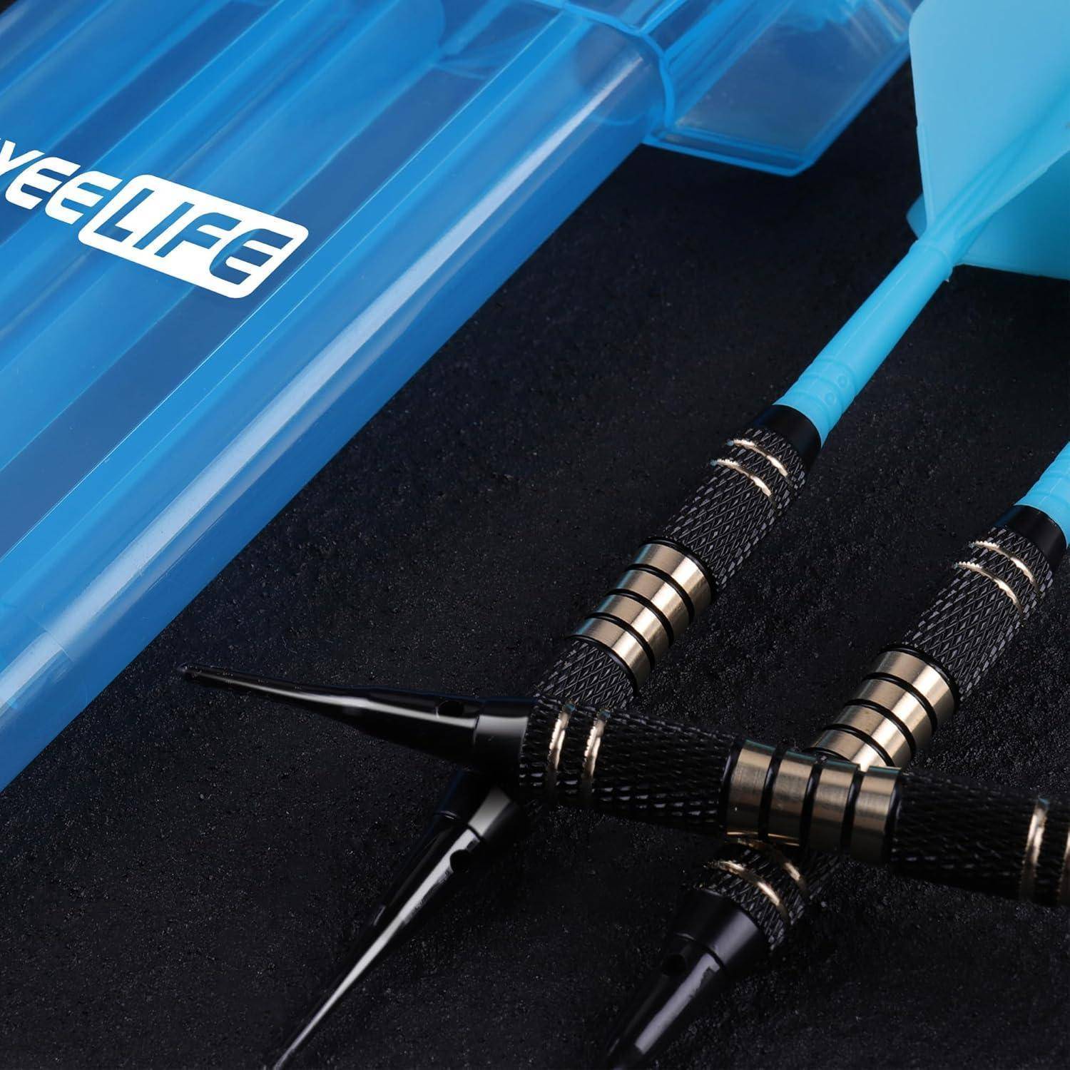 Pfeile in Kreuzformation neben einer blauen Schachtel mit der Aufschrift 