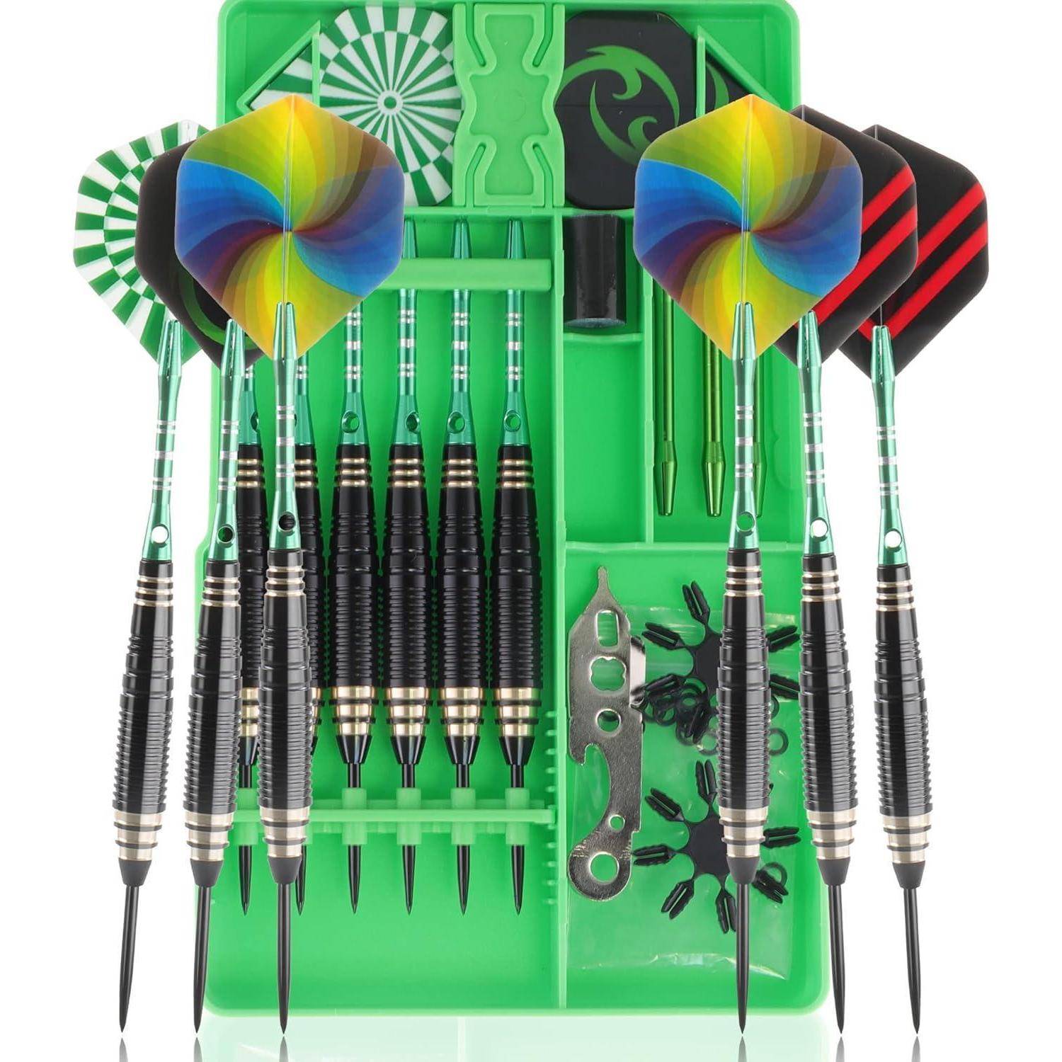 Ein Set von Dartpfeilen, die in einem grünen Etui ausgestellt werden, mit verschiedenfarbigen Flights, Metallläufen, Dartspitzen und einer Zusammenstellung von Werkzeugen und Zubehör.