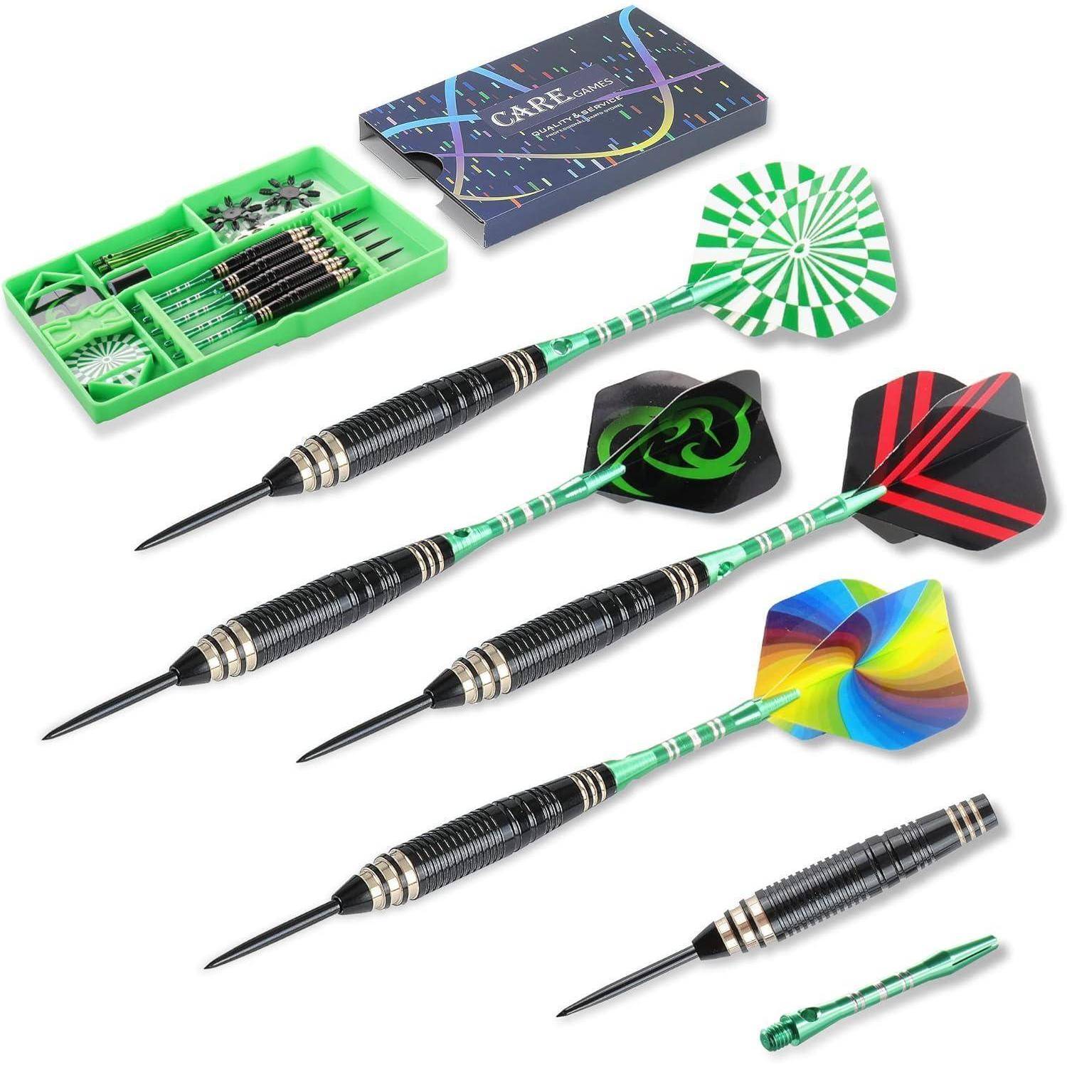 Ein Set aus vier Steeldarts mit grün-schwarzen Griffen, präsentiert mit Ersatzflights und Zubehör in einem grünen Etui.