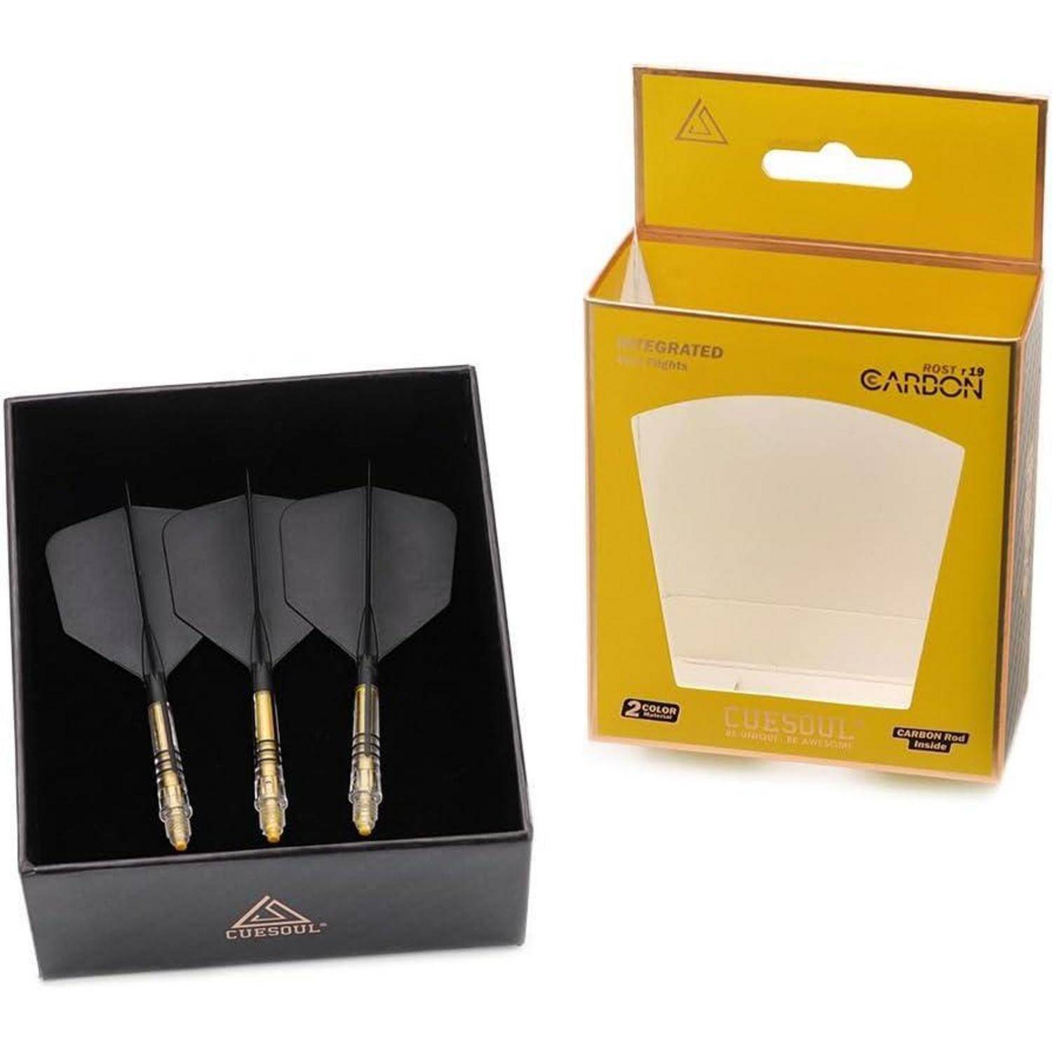 Ein Set aus drei schwarzen Dartpfeilen mit metallischen Spitzen in einer schwarzen Box, zusammen mit gelber und weißer Verpackung, beschriftet mit 'CUESOUL' und 'CARBON'.