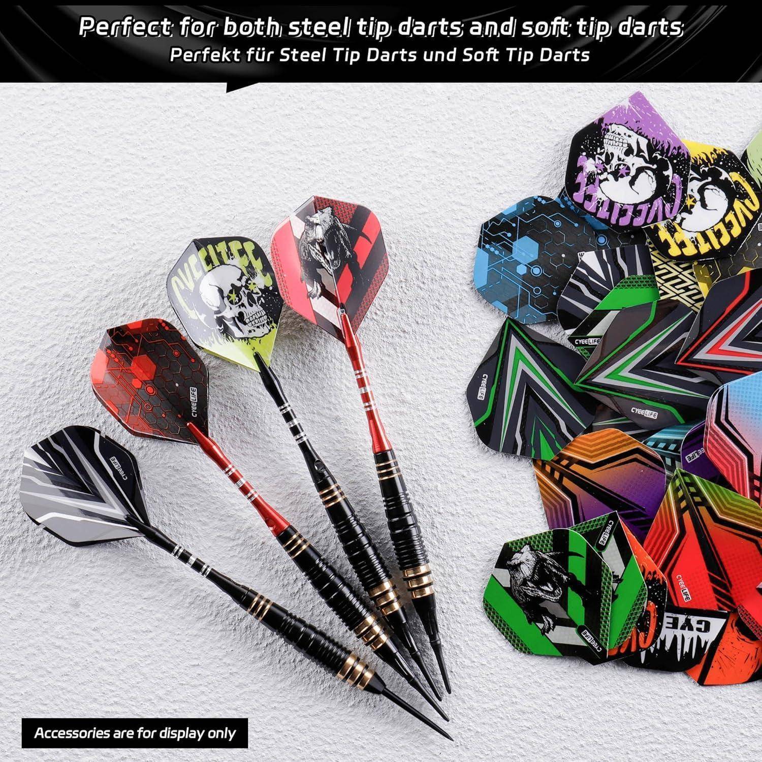 Dartpfeile mit bunten Flights auf einer Oberfläche, begleitet von zusätzlichen Flights, beworben für sowohl Stahl- als auch Soft-Tip-Dartpfeile. Zubehör wird präsentiert.