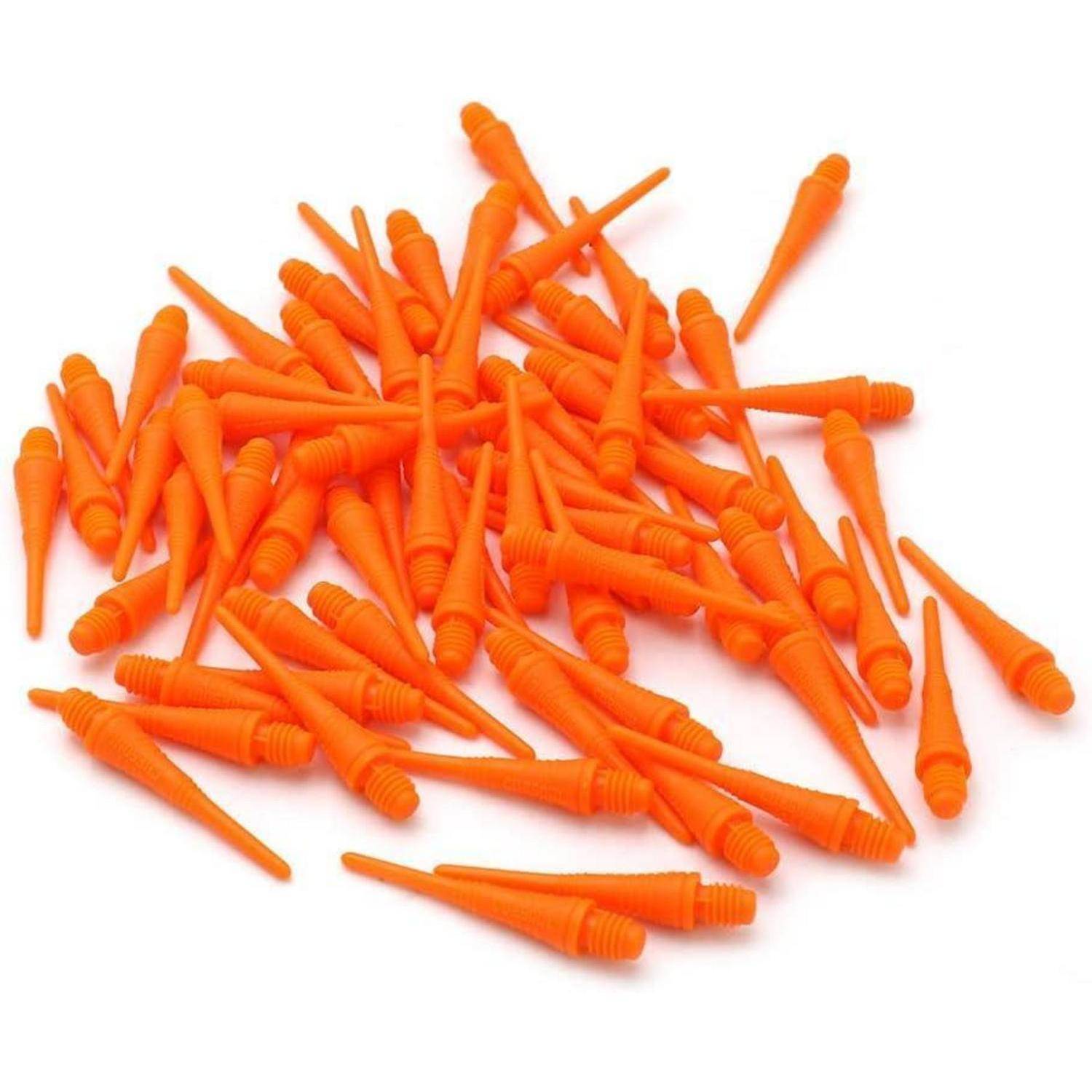 Ein Haufen orangefarbener Plastik-Golftees, die auf einer Oberfläche verstreut sind.