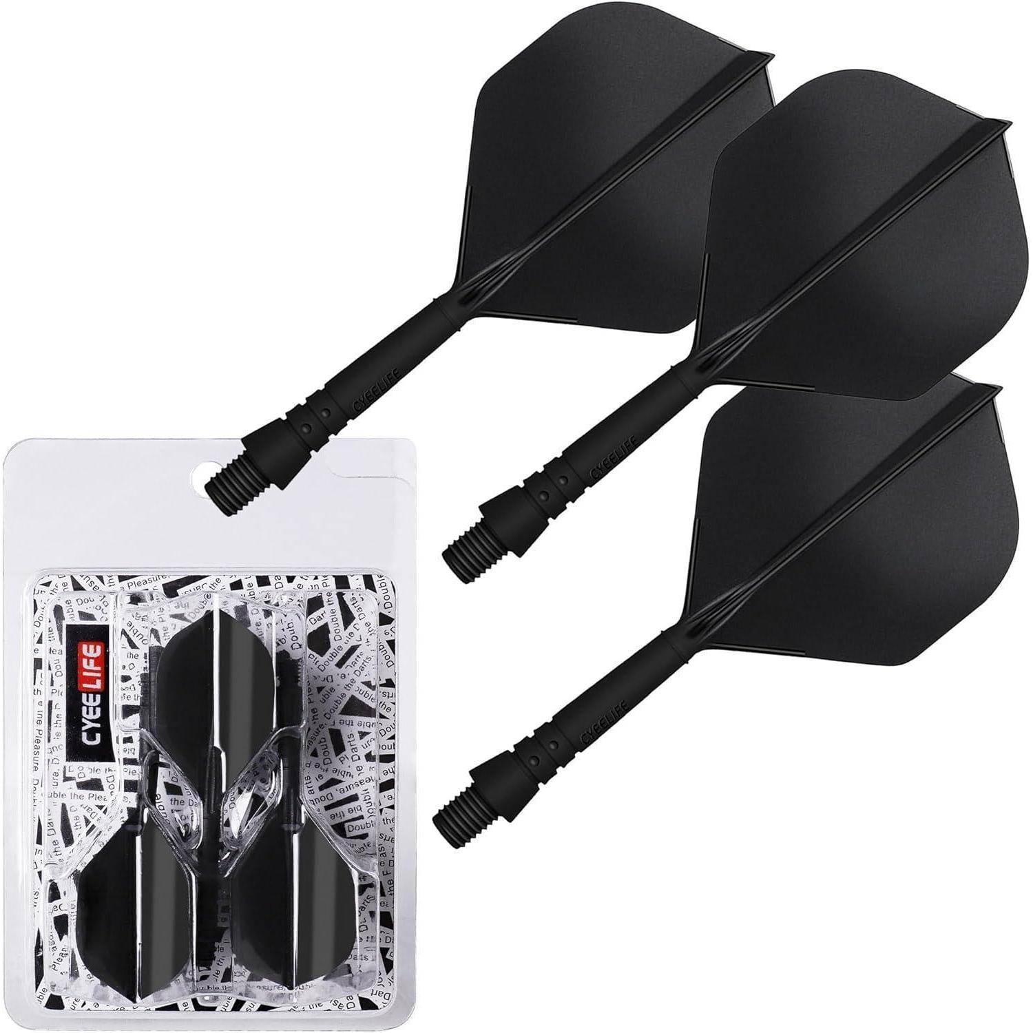 Dreierpack schwarzer Dartflights mit drei schwarzen Schäften, präsentiert neben einer Verpackung mit ähnlichen Artikeln. Unverzichtbar für Dart-Spieler.
