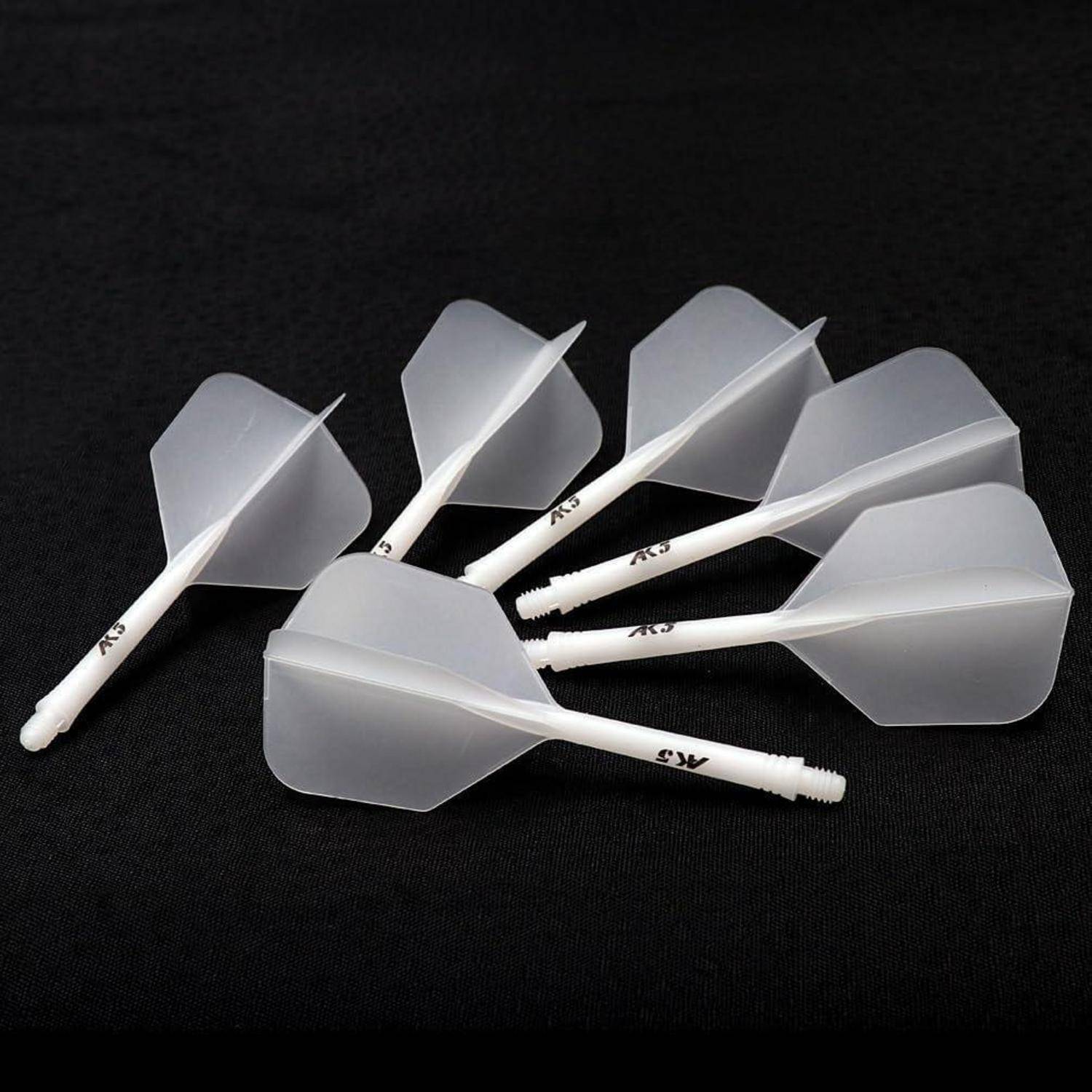 Mehrere weiße Dartflights mit schwarzem Text auf einer dunklen Oberfläche, in einem verstreuten Muster angeordnet. Sie werden in Dartspielen zur Stabilisierung verwendet.