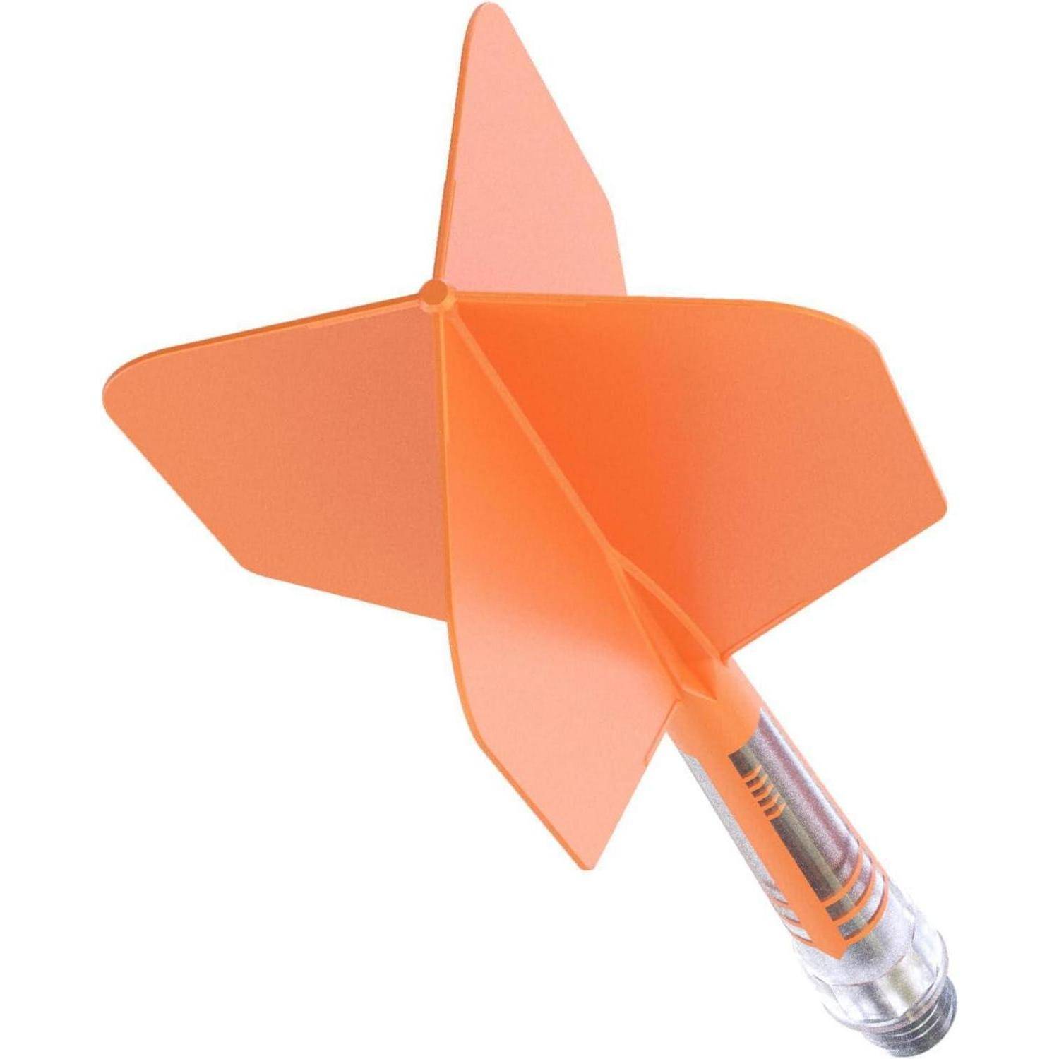 Pfeil mit orangefarbenen Flights und einer nach oben gewinkelten Metallspitze auf weißem Hintergrund.
