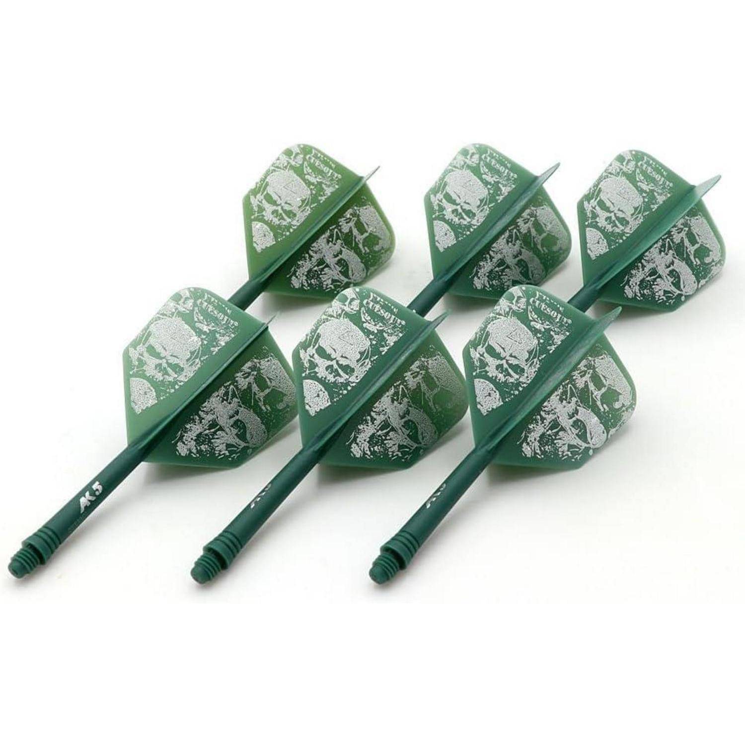 Sechs grüne Dartpfeile mit Totenkopf-Designs auf den Flügeln, in zwei parallelen Reihen auf einem weißen Hintergrund angeordnet.