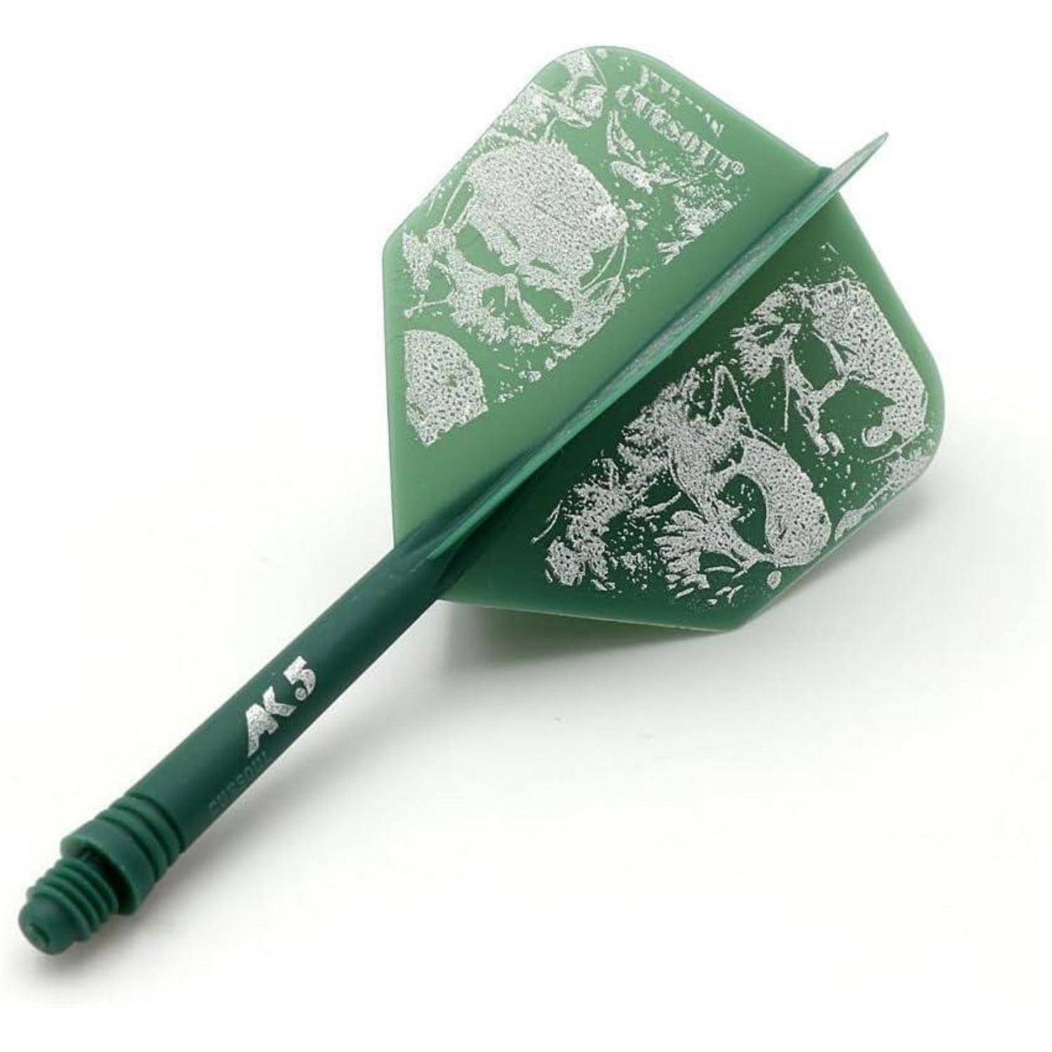 Ein grüner Dart mit einem verzierten Schaft, der weiße Totenkopf-Grafiken aufweist. Der Barrel ist schlank, auf Präzision ausgelegt und mit 'A5' markiert.
