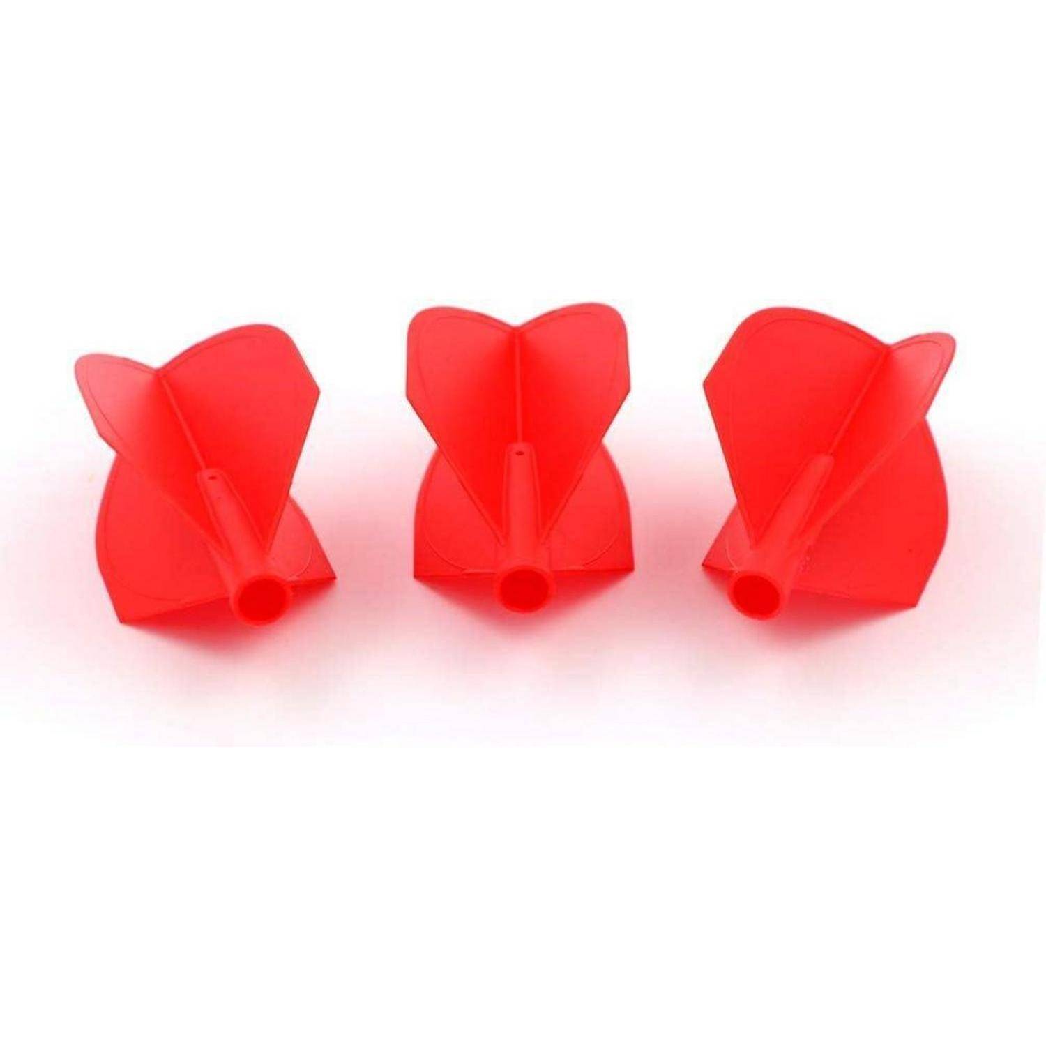Drei rote Dartflights in einer Reihe vor einem weißen Hintergrund.