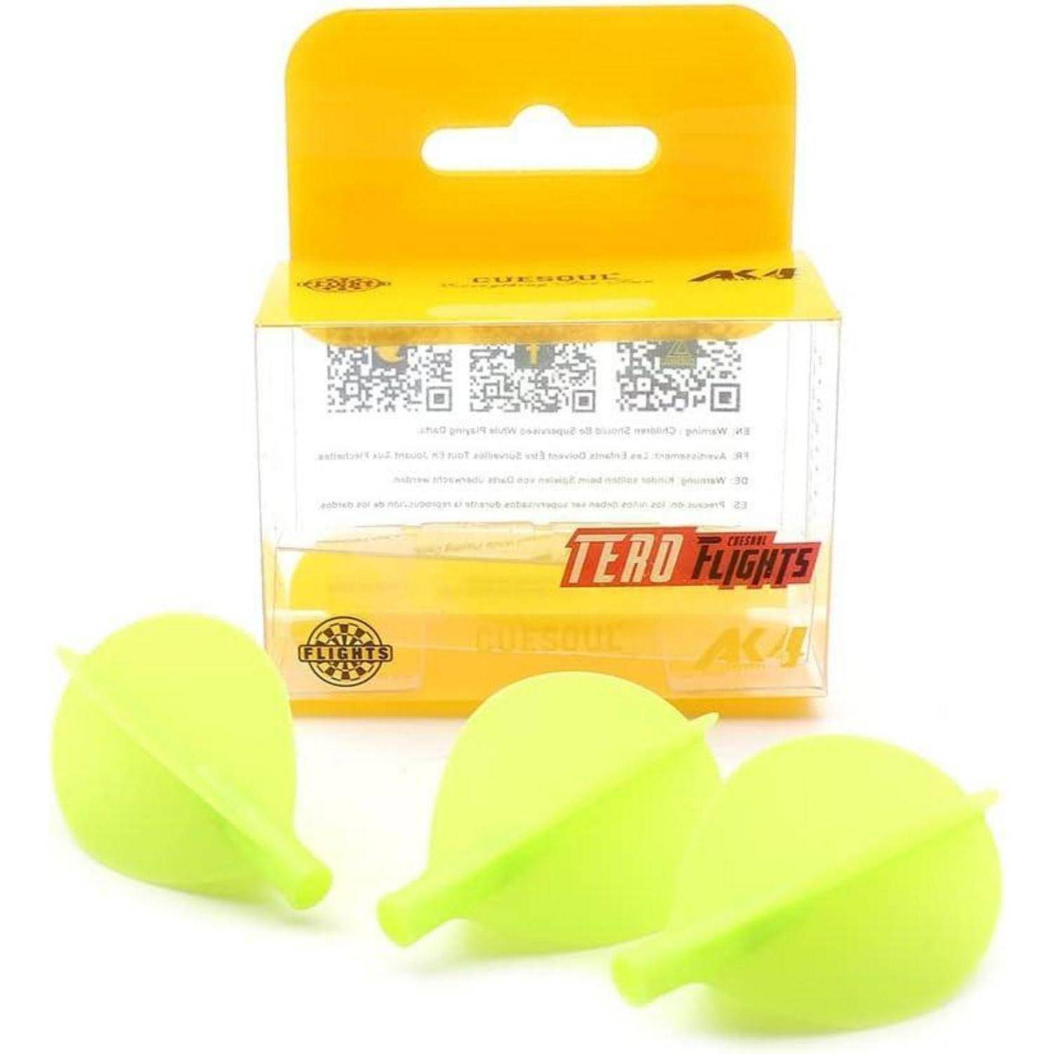 Drei helle gelbe Dartflights vor einer transparenten Verpackung mit einem gelben Deckel. Die Verpackung weist kleine gedruckte Beschriftungen auf.