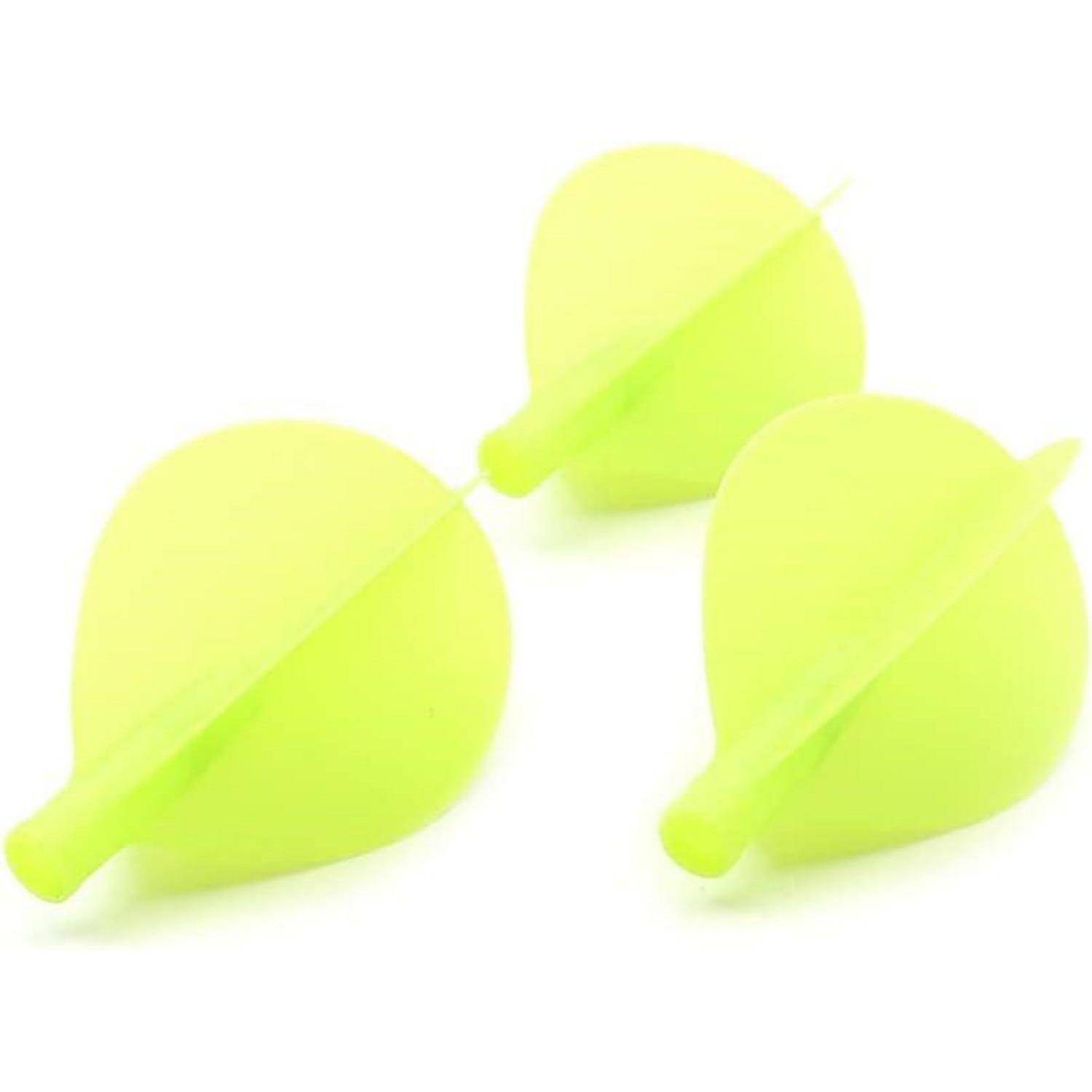 Drei leuchtend gelbe Dartflights liegen auf einer weißen Oberfläche und zeigen ihre dreieckige Form und dünnes, flexibles Material.