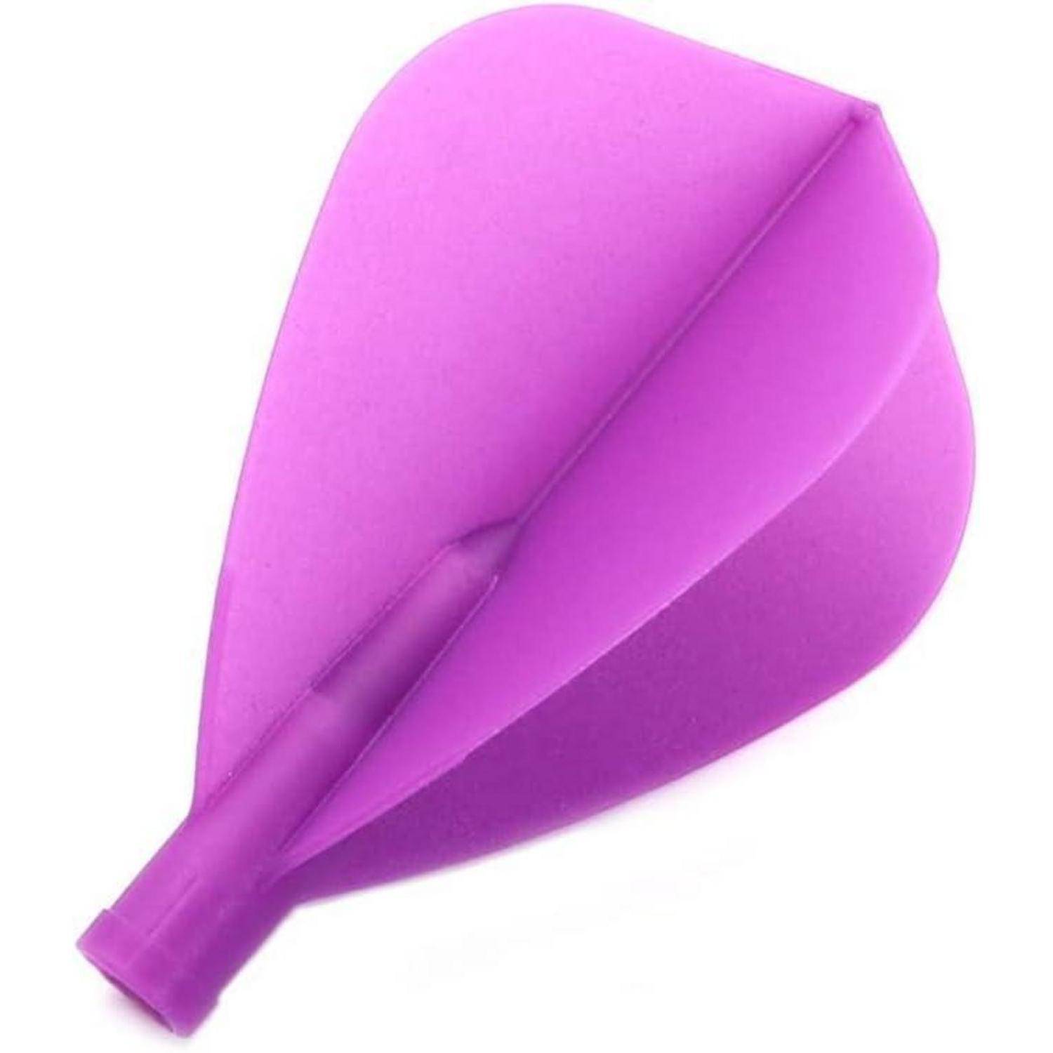 Ein rosa Plastikstück in Form eines gefalteten Kegels, möglicherweise ein Flug für einen Pfeil, auf einem weißen Hintergrund.