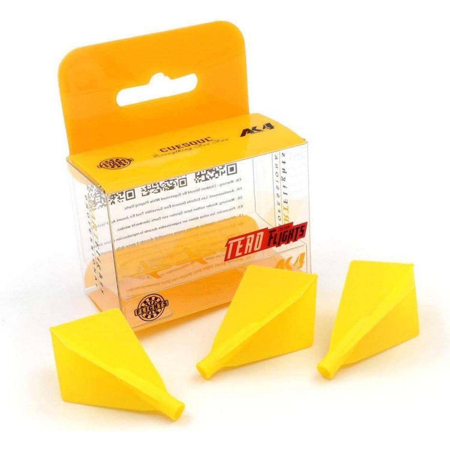 Drei gelbe Dartflights neben einer transparenten Verpackung mit der Aufschrift 