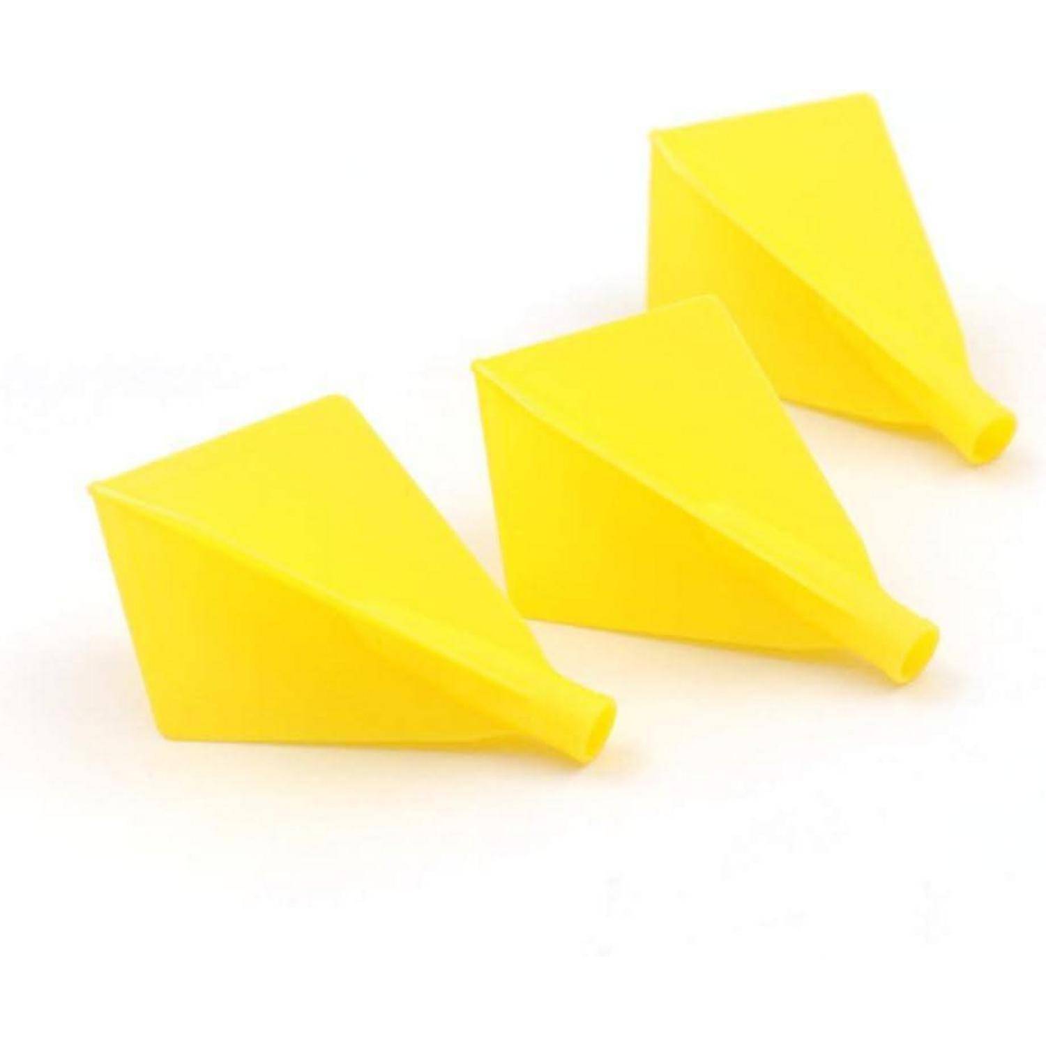 Drei gelbe Plastiktrichter, auf einem weißen Hintergrund angeordnet, jeder mit einem breiten Oberteil, das sich zu einer schmalen Tülle verjüngt.