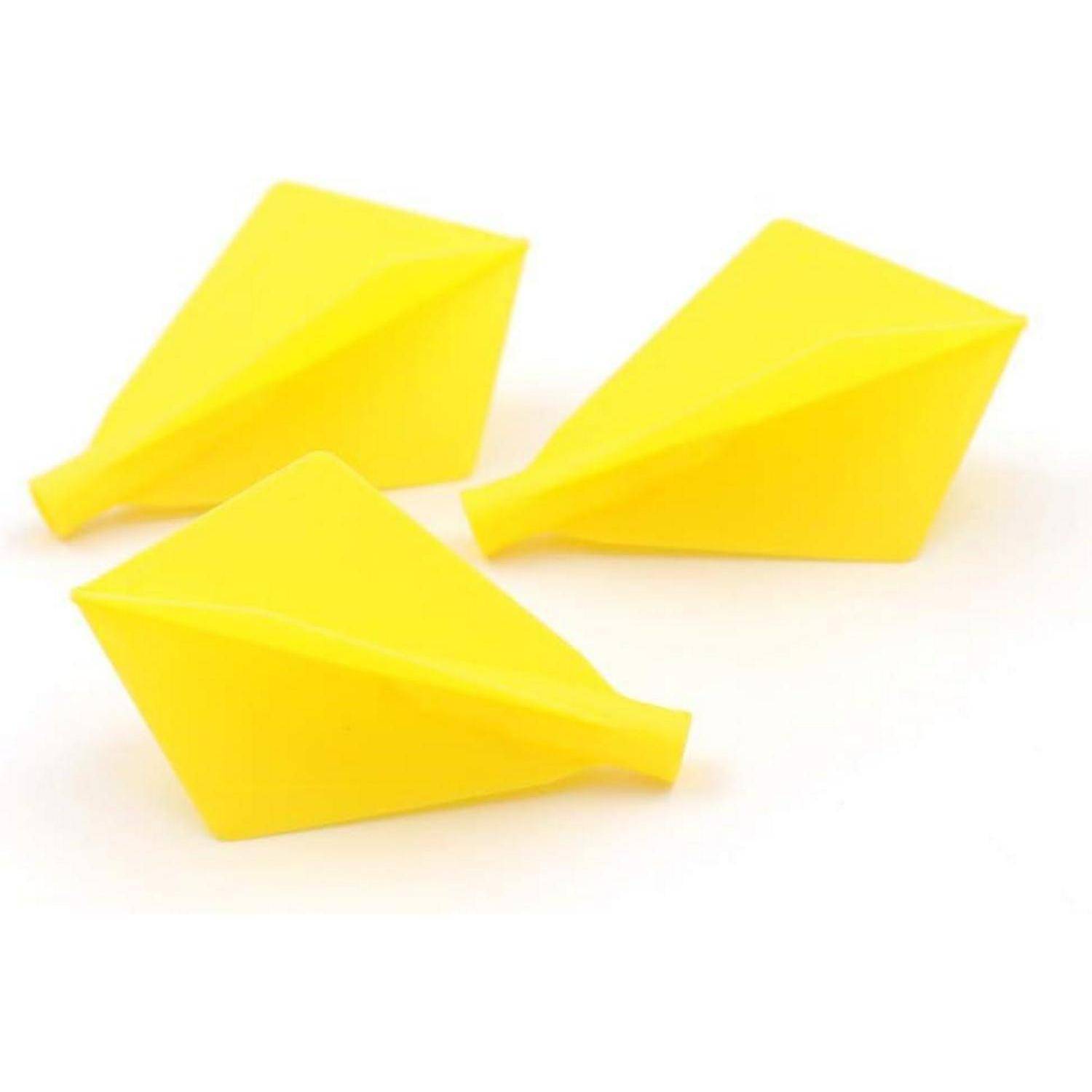 Drei gelbe Papierflugzeuge auf weißem Hintergrund, in einer Dreiecksformation angeordnet, wobei jedes in eine andere Richtung zeigt.