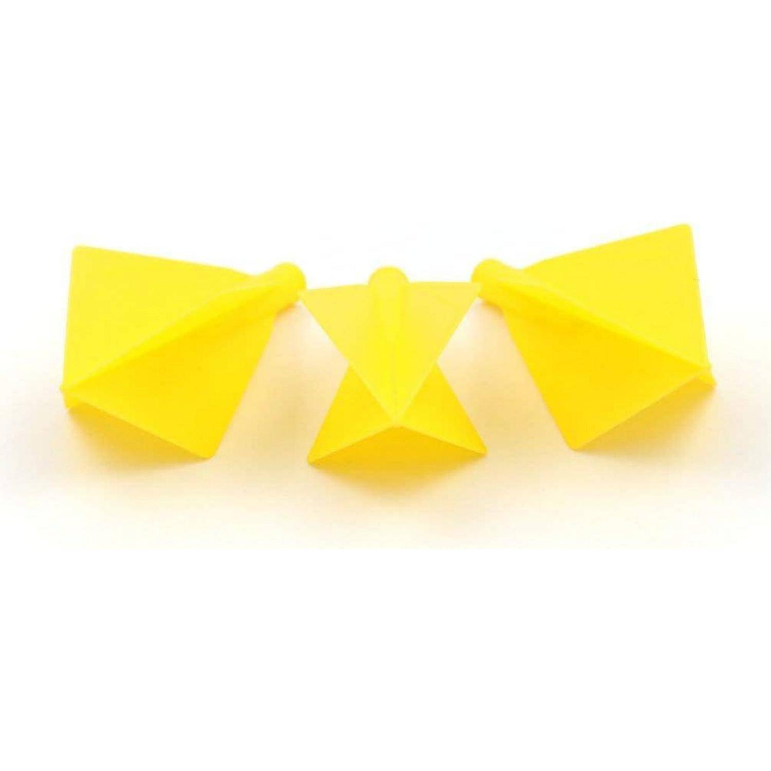 Drei gelbe Origami-Papierflieger, die in einer Reihe auf einem weißen Hintergrund positioniert sind.