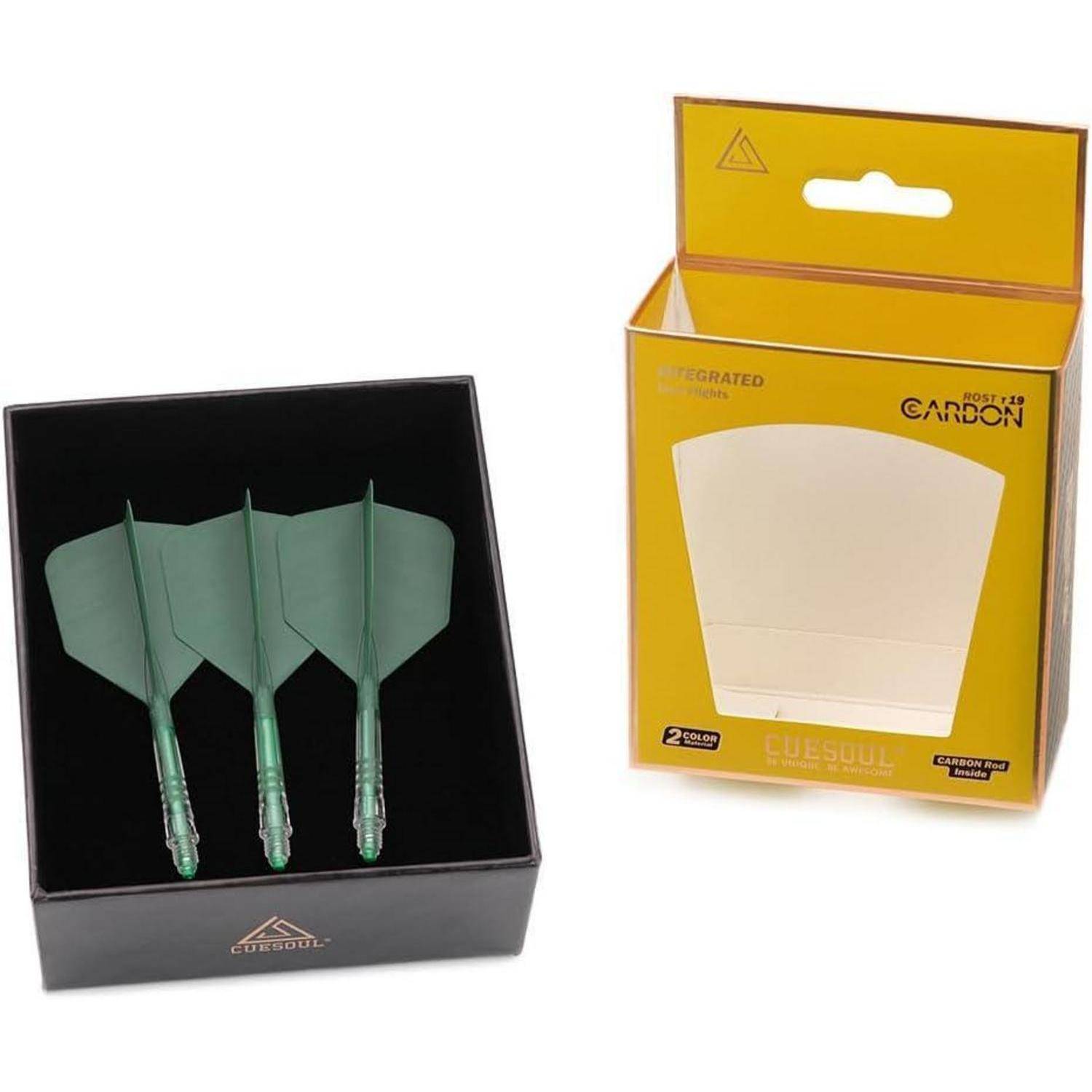 Ein Set von drei grünen Dartpfeilen mit integrierten Flights in einer schwarzen Box, neben einer gelb-schwarzen Verpackung mit Branding und Produktinformationen.