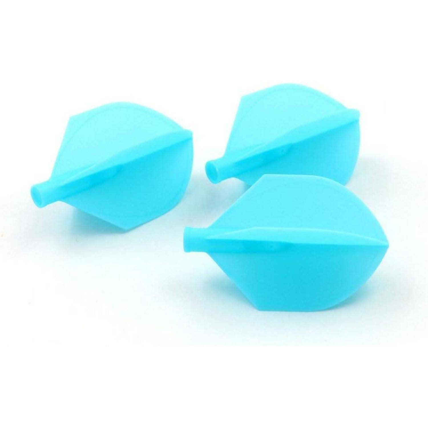 Drei hellblaue Gummidartflights auf einem weißen Hintergrund, die zum Stabilisieren von Dartpfeilen beim Werfen entwickelt wurden.
