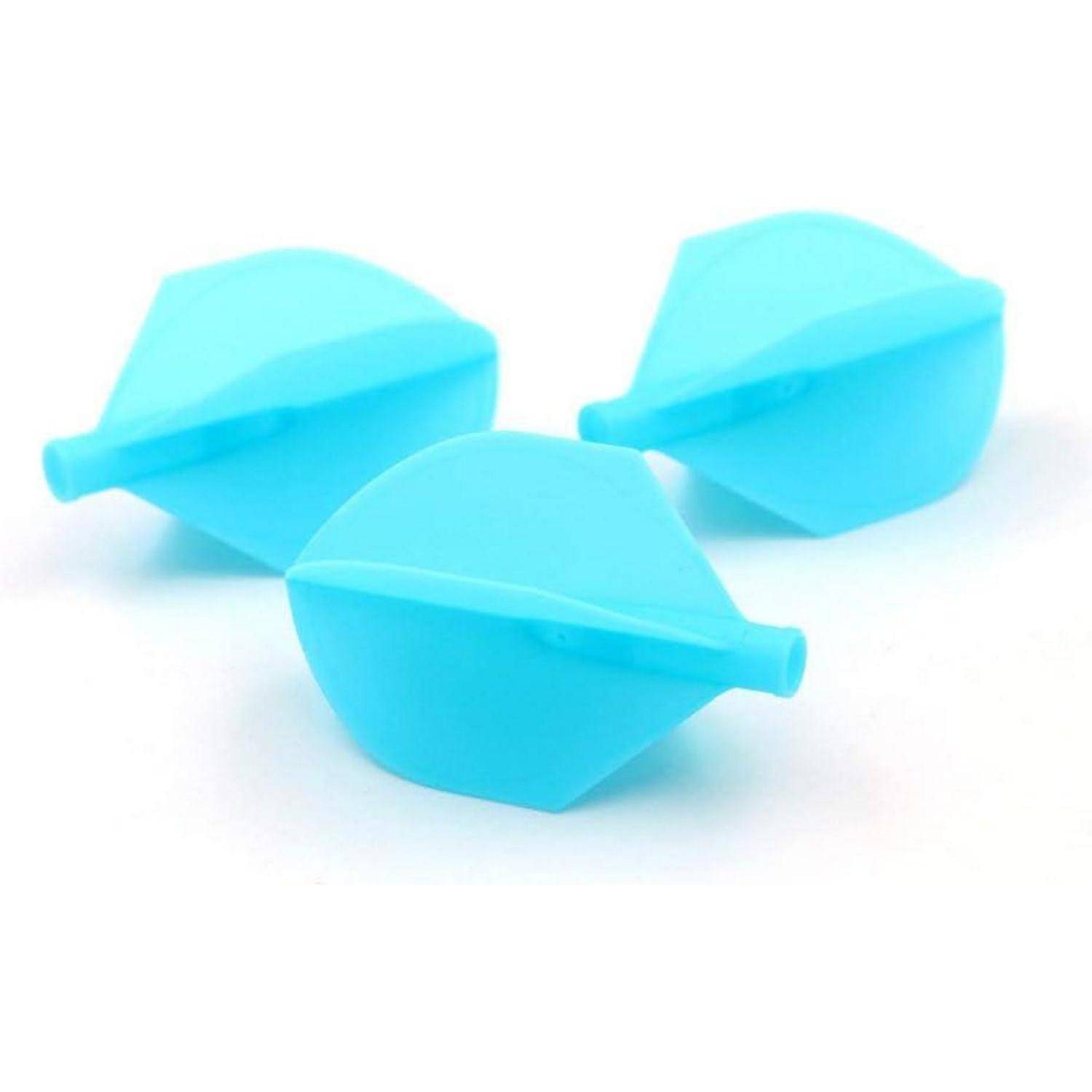 Drei blaue Latexballons liegen schlaff auf einer weißen Oberfläche, in einer Dreiecksformation angeordnet.