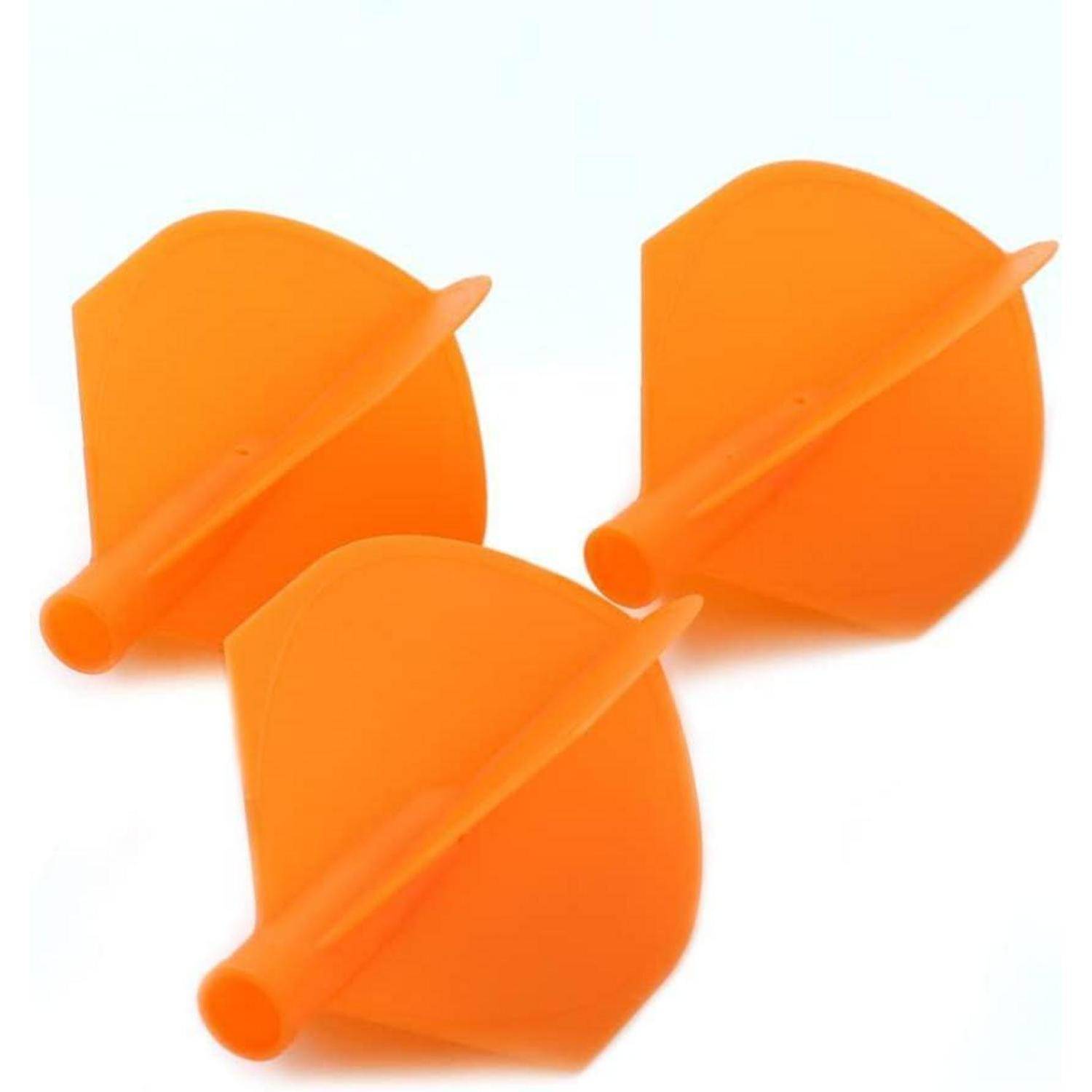 Drei orange Dartpfeile breiten sich vor einem weißen Hintergrund aus.
