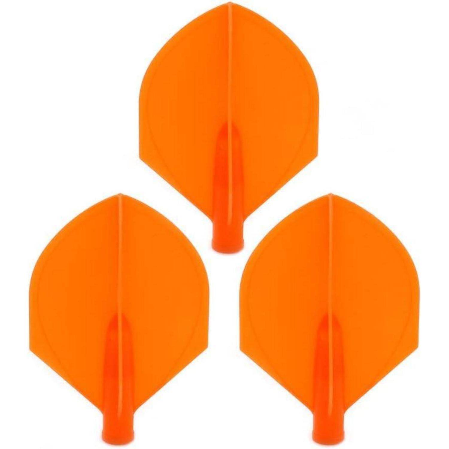 Drei identische orangefarbene Pfeilflügel, die auf einem weißen Hintergrund in einem Dreieckmuster angeordnet sind.
