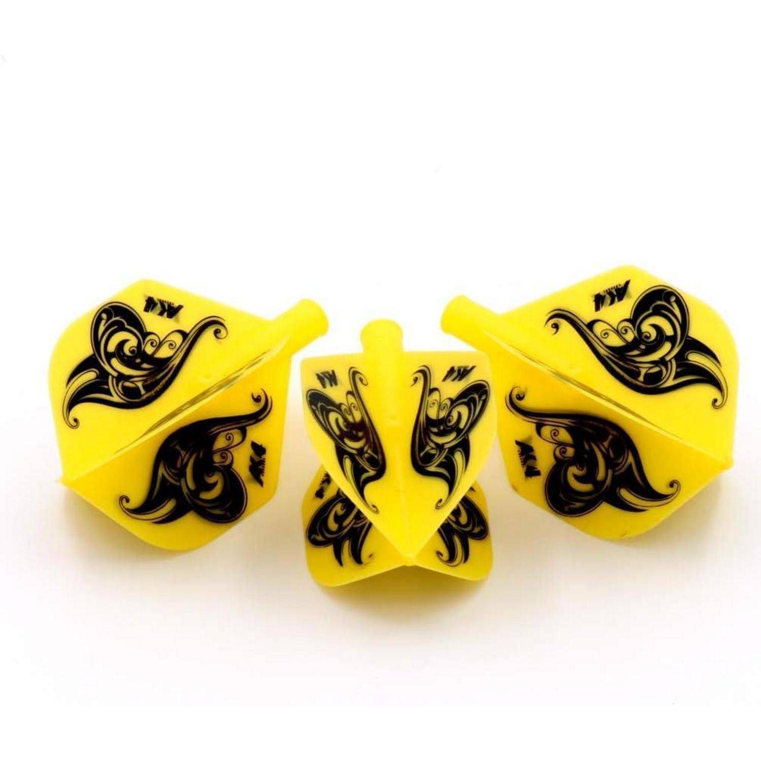 Drei gelbe Dartflights mit schwarzen ornamentalen Designs.