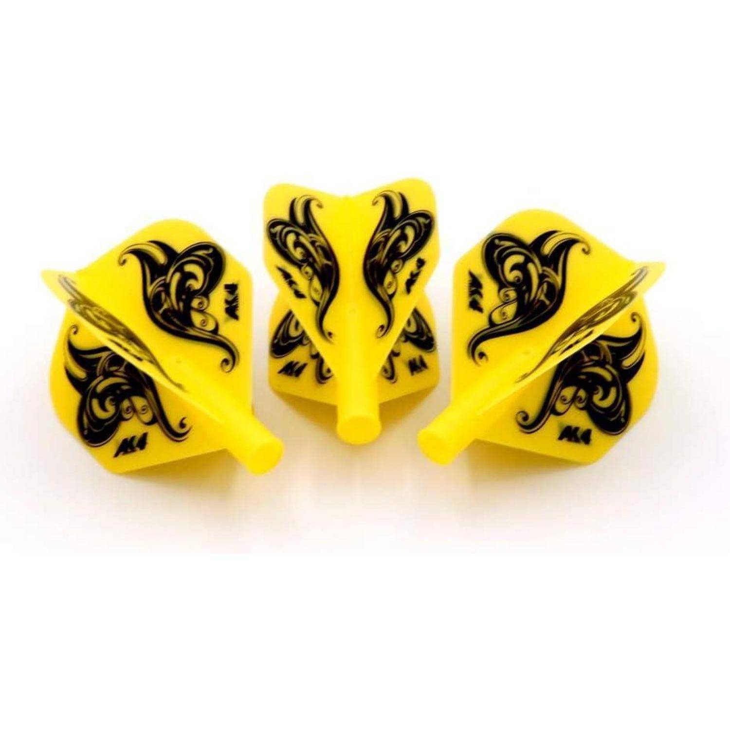 Drei gelbe Dartpfeilflügel mit komplexen schwarzen Mustern sind in einer Dreiecksformation vor einem schlichten weißen Hintergrund angeordnet.