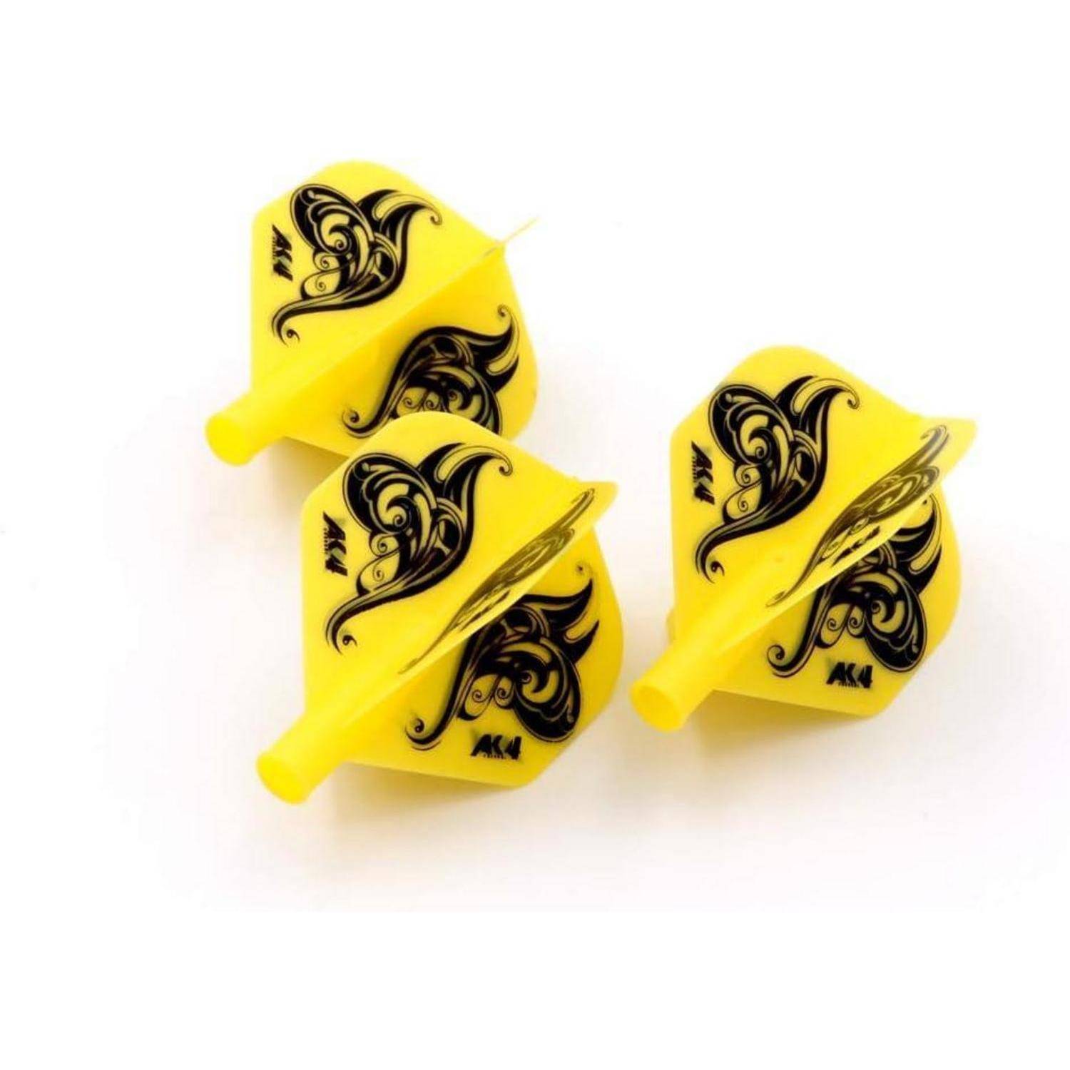 Drei gelbe Dartflights mit schwarzen dekorativen Mustern, symmetrisch angeordnet.