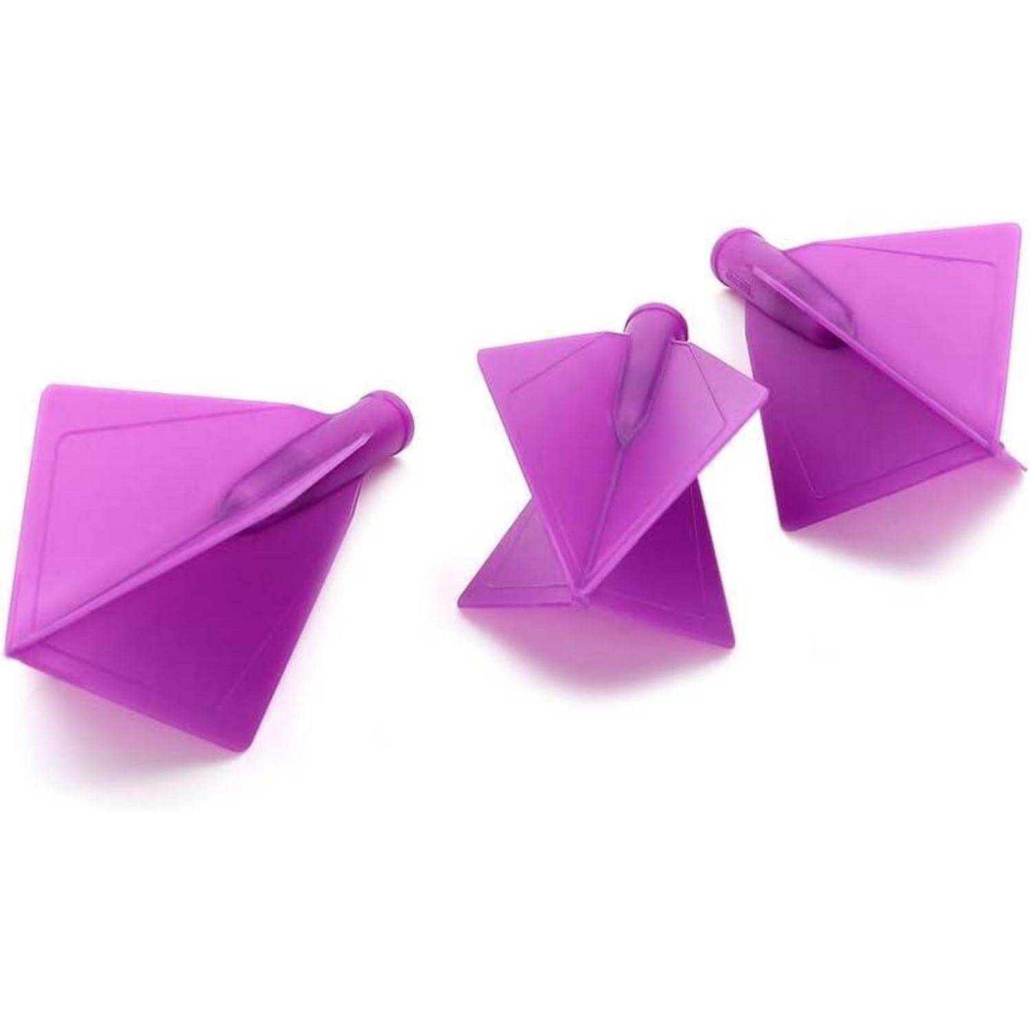 Drei lila Plastik-Papierflieger in unterschiedlichen Richtungen auf einem weißen Hintergrund.