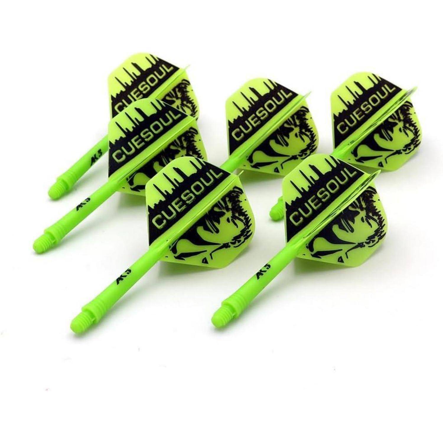 Dart-Flügel und -Schäfte mit einem grünen „CUESOUL