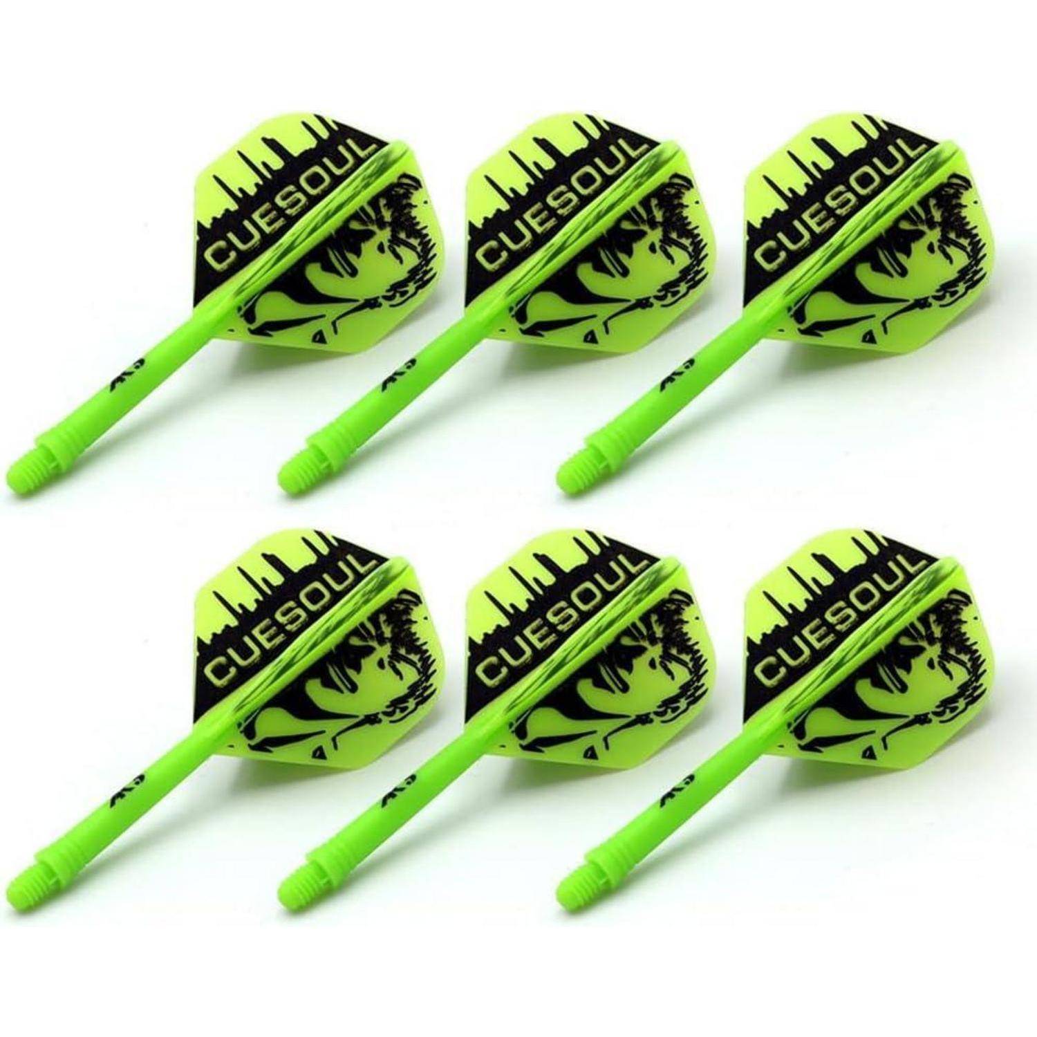 Sechs grüne Dartflights mit schwarzen 'CUESOUL' Logos und abstrakten Designs, jeweils an einem grünen Dartschaft befestigt, in zwei Reihen angeordnet.