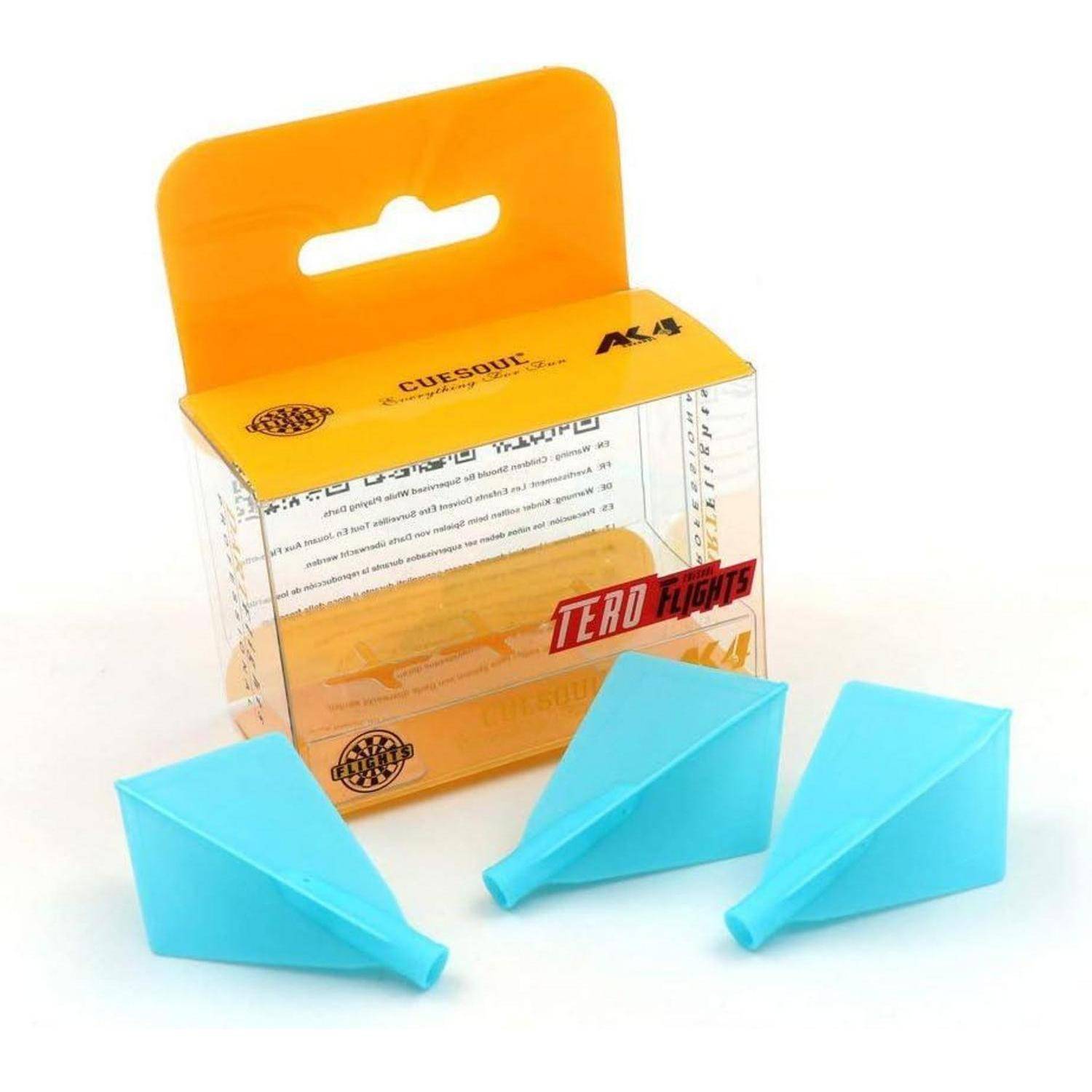 Das Bild zeigt eine Packung von AK4 Tero Flights mit drei blauen Pfeilflights, die vor der Verpackung platziert sind.