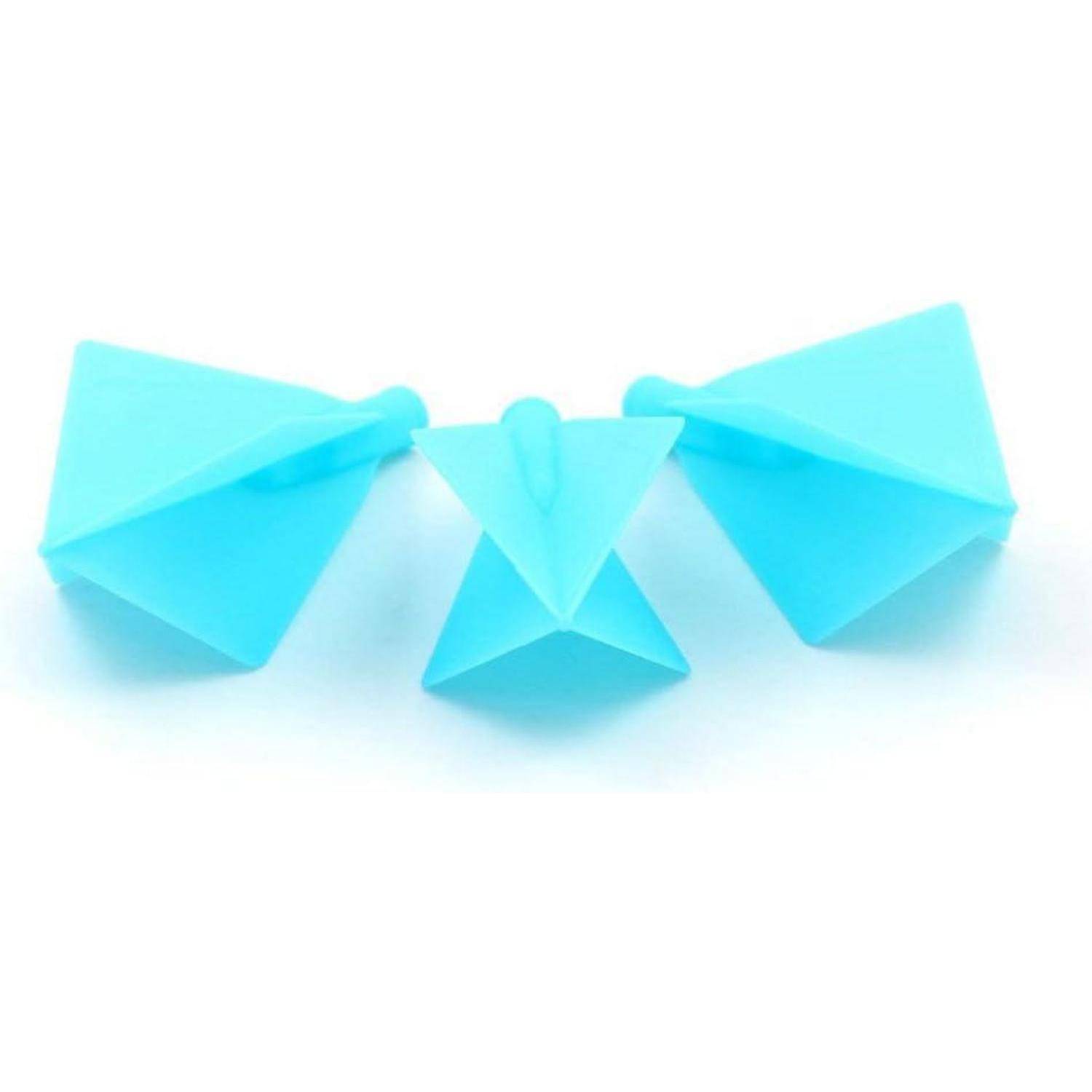 Drei blaue, dreieckige Magnete in einer Reihe angeordnet, jeder mit einem erhobenen, spitzen Zentrum.