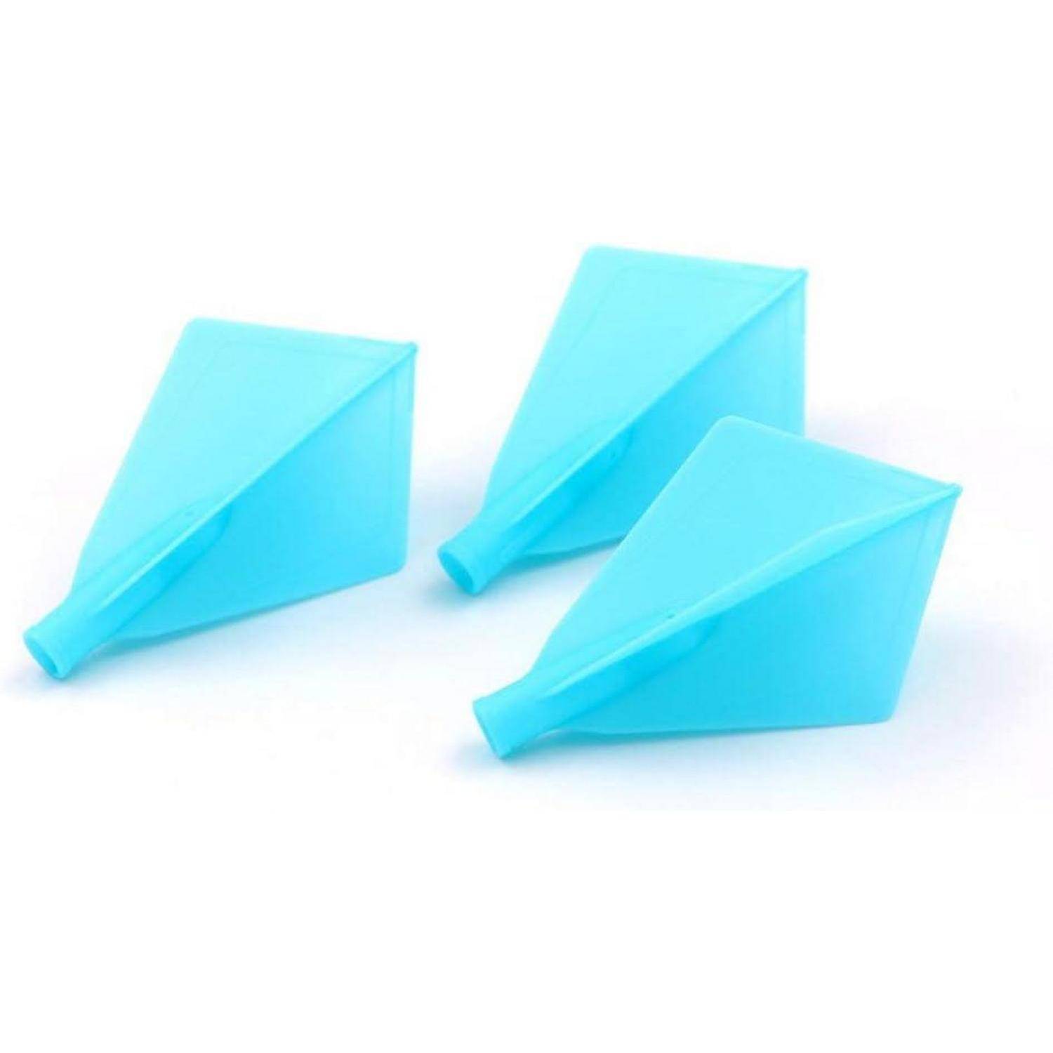Drei hellblaue Silikon-Spritztüllen sind zu sehen, die leicht nach oben geneigt sind und jeweils eine dreieckige Form haben, die zum Auftragen von Zuckerguss entwickelt wurde.