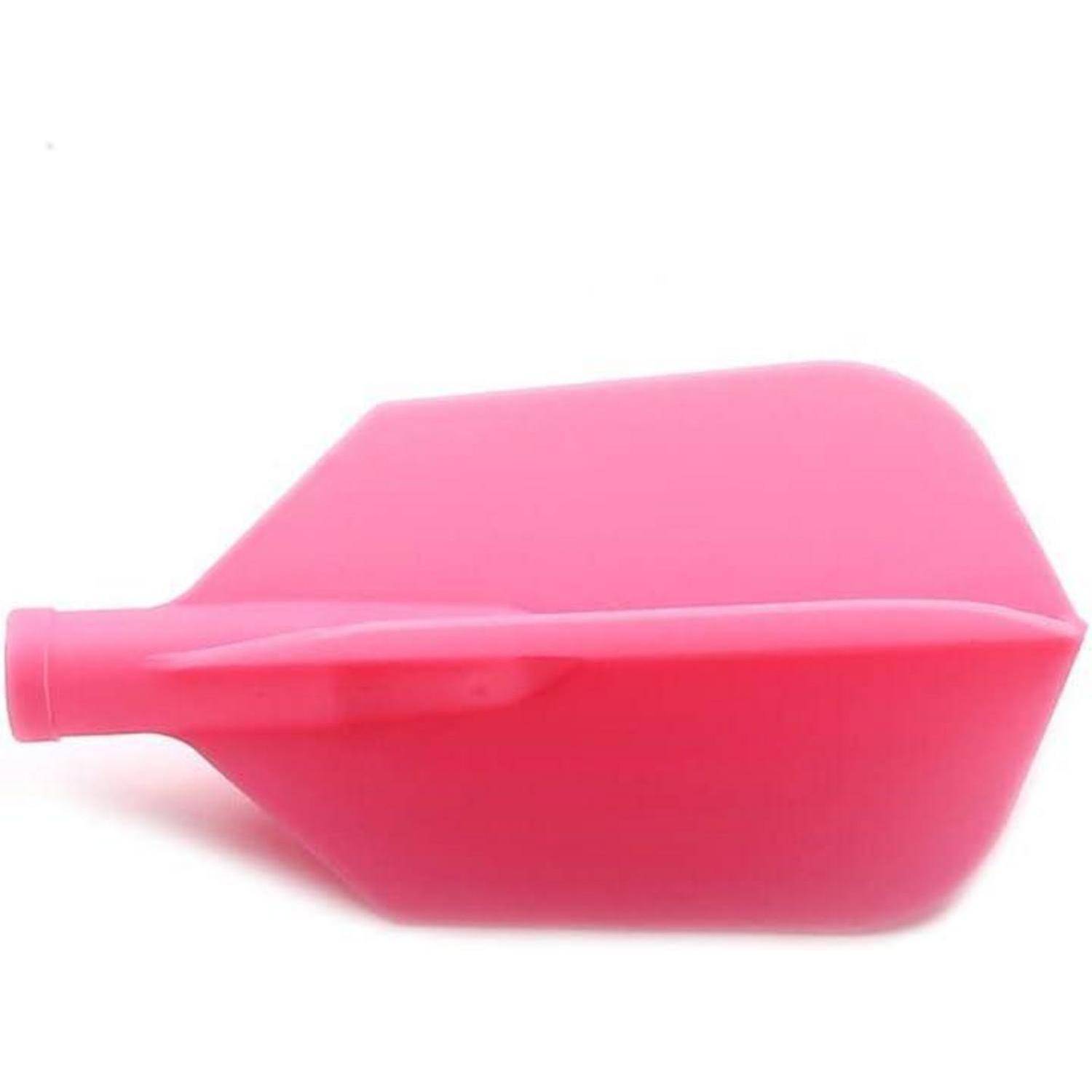 Ein rosa Plastiktrichter liegt auf der Seite vor einem einfarbigen weißen Hintergrund.
