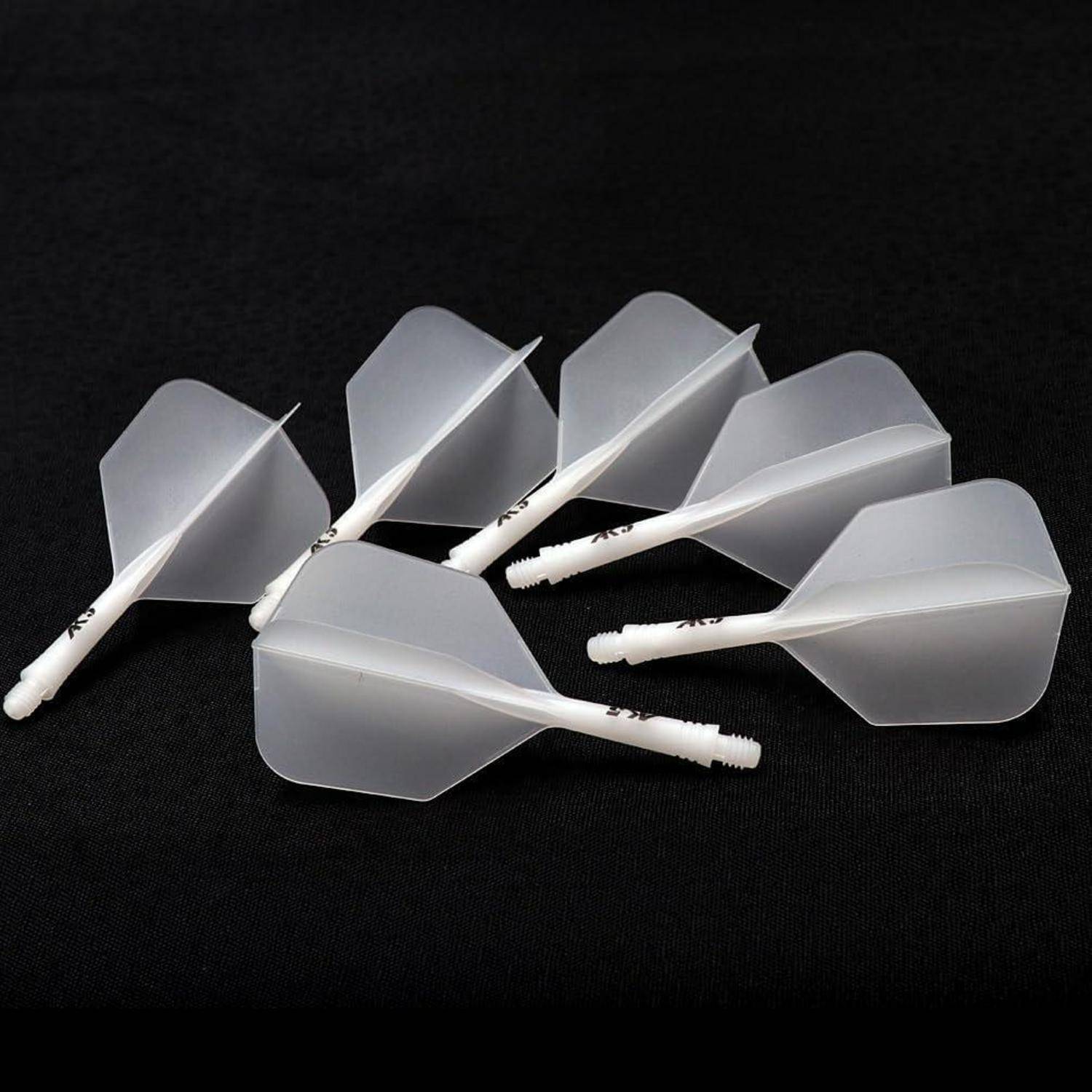 Sechs weiße Dartflights, die auf einer schwarzen Oberfläche angeordnet sind, jeder mit einer dreieckigen Form, die ihr leichtes Design hervorheben.