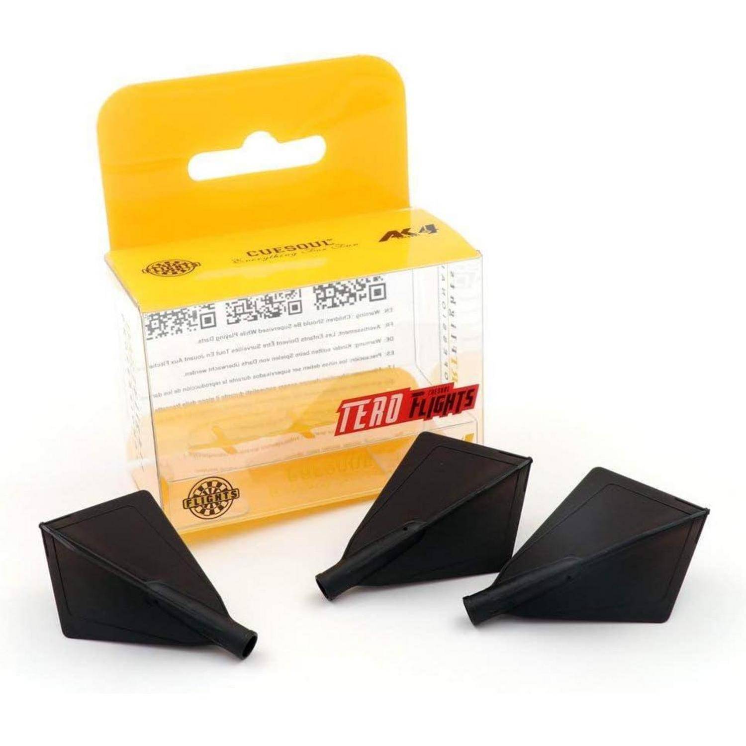 Schwarze Dartflights neben einer durchsichtigen gelben Verpackung mit der Aufschrift 