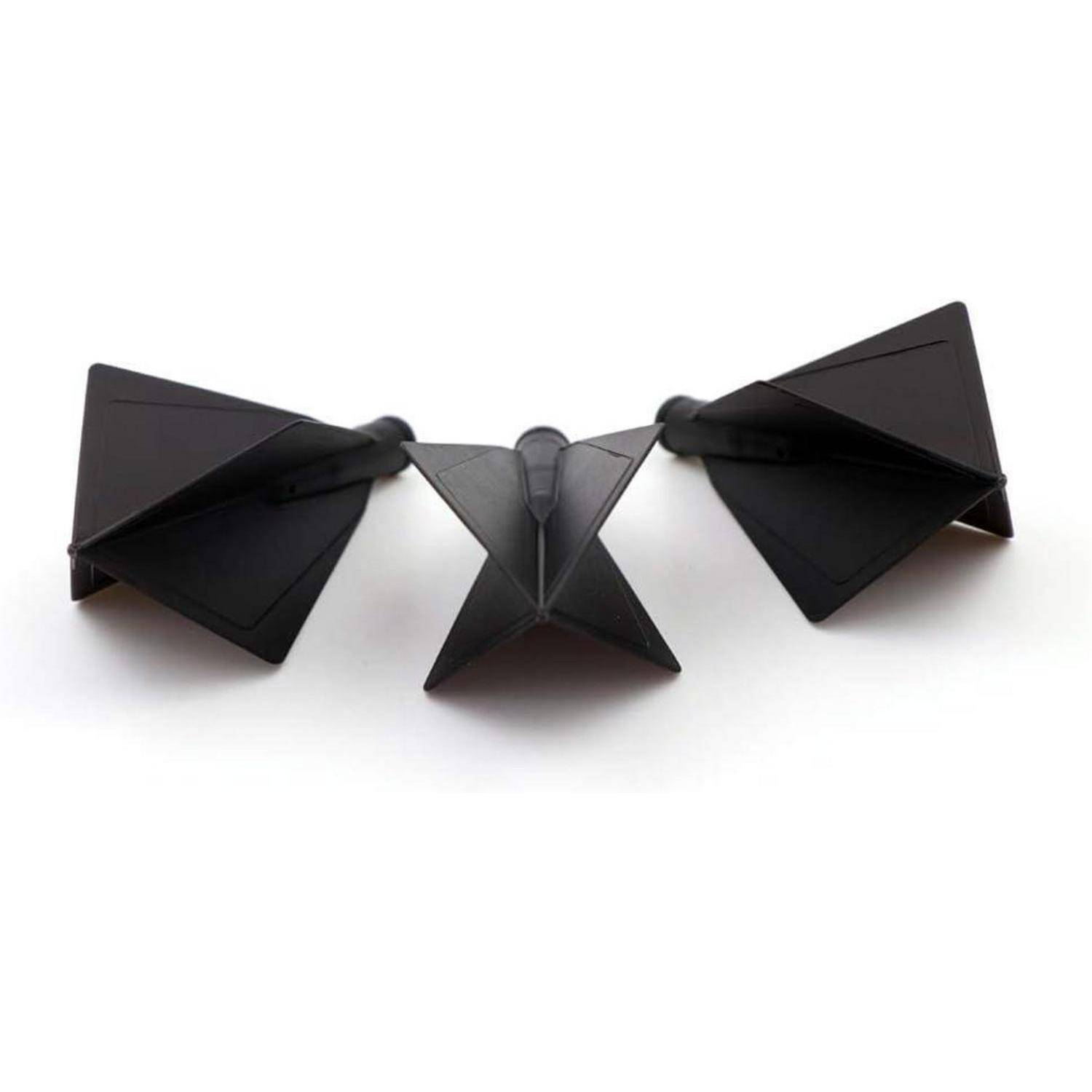 Drei schwarze, dreieckige Objekte, die miteinander verbunden sind und ein symmetrisches Design bilden, das an Tarnkappenjäger erinnert.