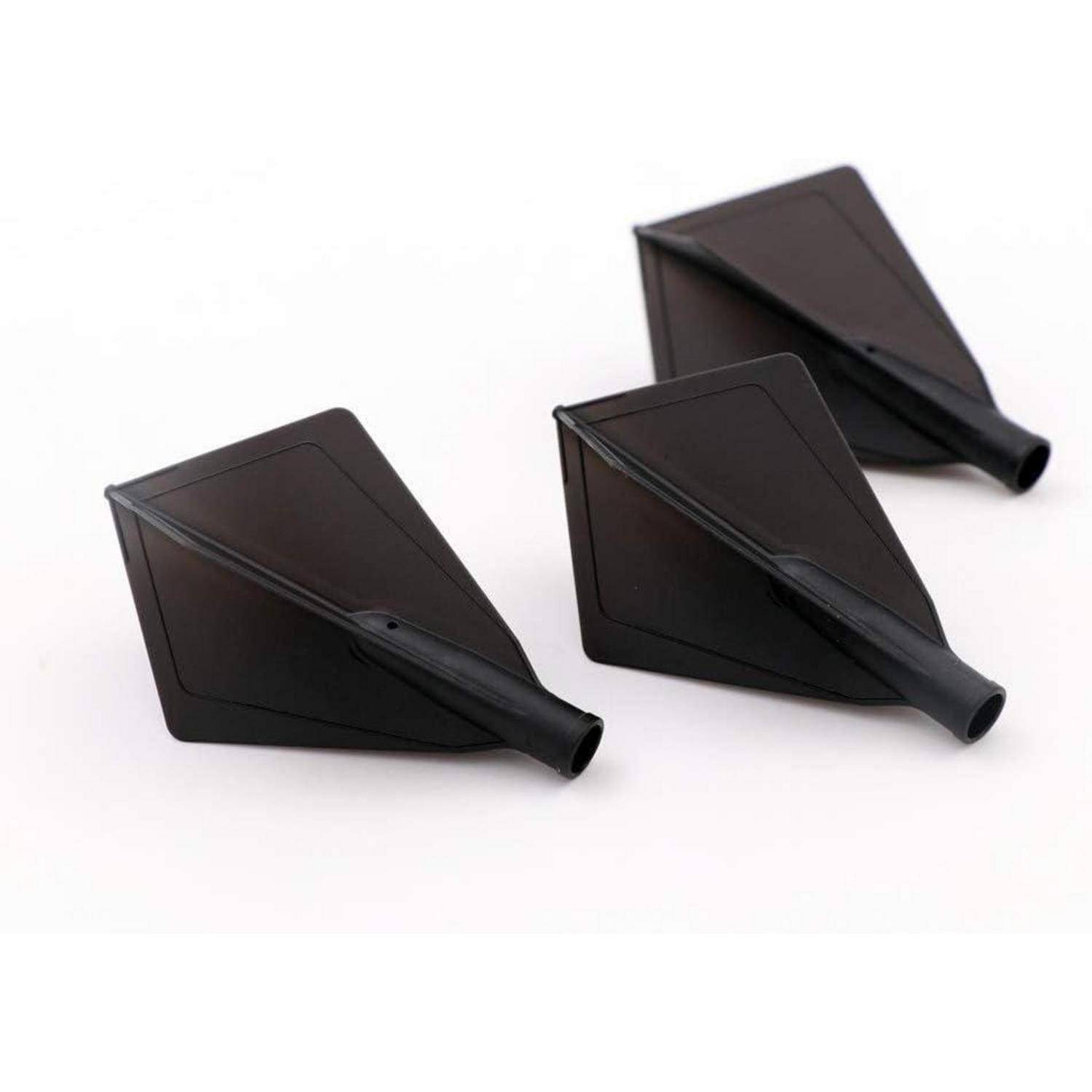Drei schwarze Dartflügel sind auf einer weißen Oberfläche angeordnet und zeigen die aerodynamische Form, die zur Stabilisierung von Pfeilen während des Fluges verwendet wird.