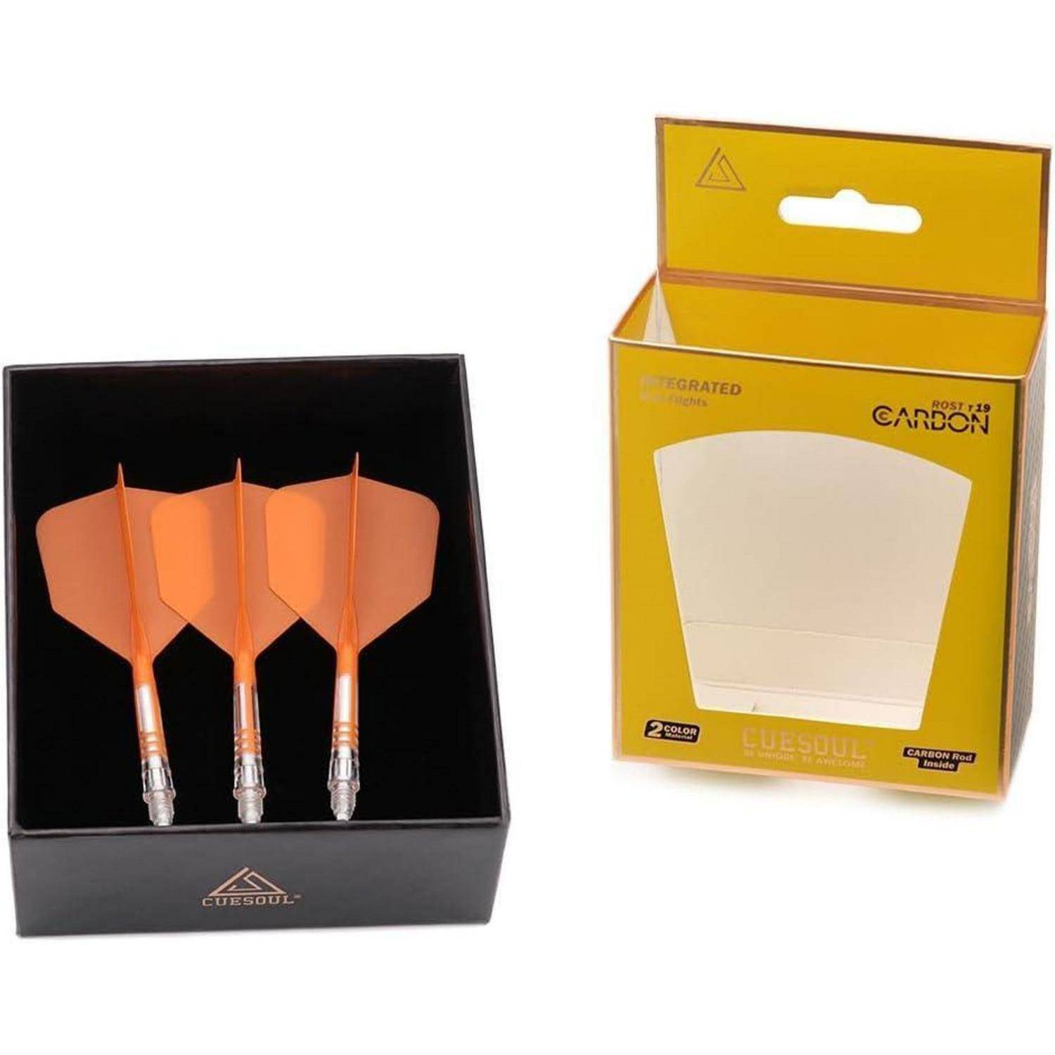 Drei orangefarbene Dartpfeile mit integrierten Flügeln in einer schwarzen Box neben ihrer gelben Verpackung, auf der Markenname und Modell angezeigt werden.
