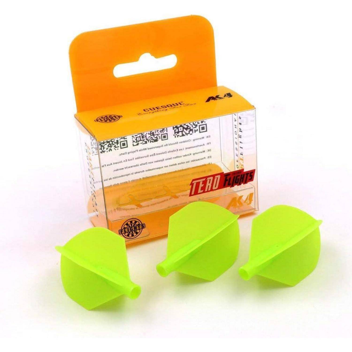 Drei neongrüne Dartflights werden vor einer transparenten Verpackung mit orangefarbenem Header präsentiert, auf der das Logo von 'Tero Flights' zu sehen ist.