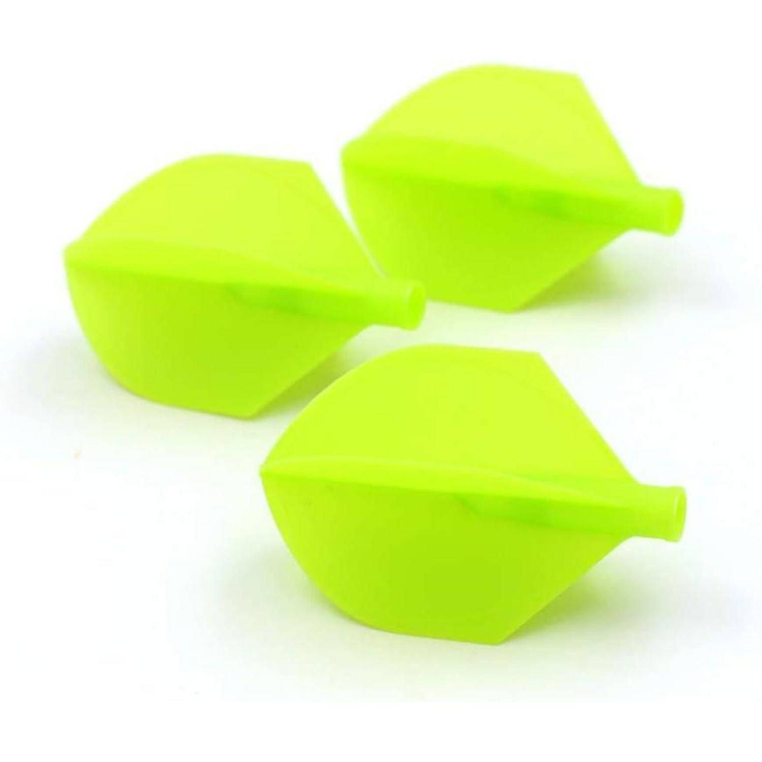 Drei neonfarbene gelbe Dartflights diagonal auf einem weißen Hintergrund angeordnet.