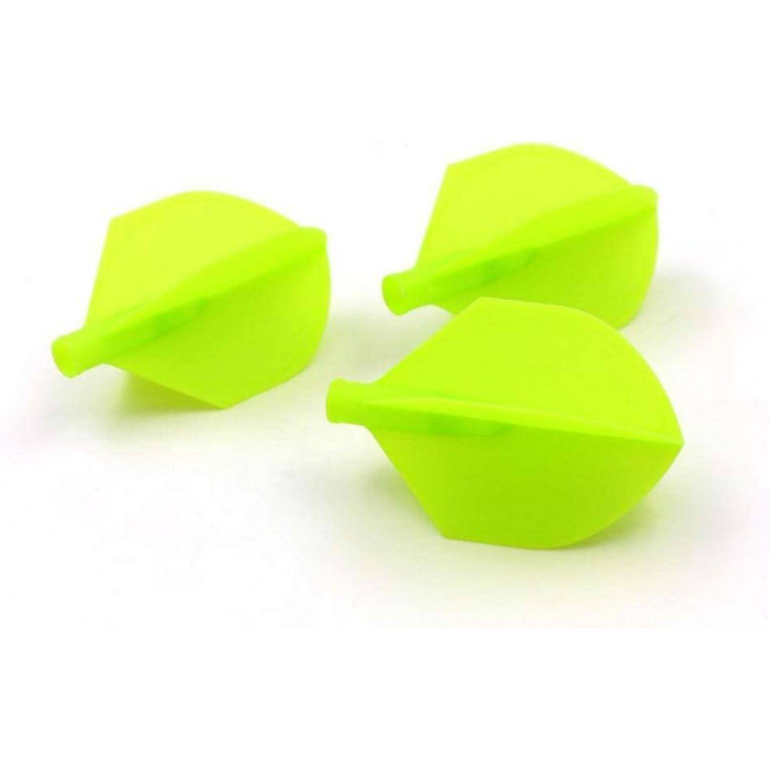 Leuchtend grüne Dartflights mit einem einfachen Design, zufällig auf einem weißen Hintergrund angeordnet.