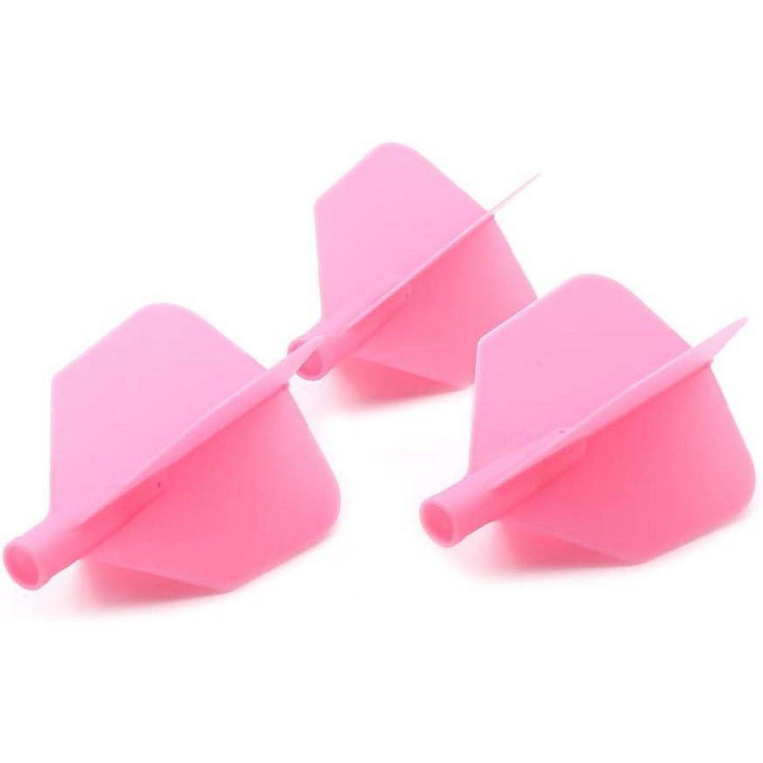 Drei pinkfarbene Dartflights mit dreieckiger Form, die auf einer weißen Oberfläche liegen und dazu dienen, Dartpfeile während des Fluges zu stabilisieren.