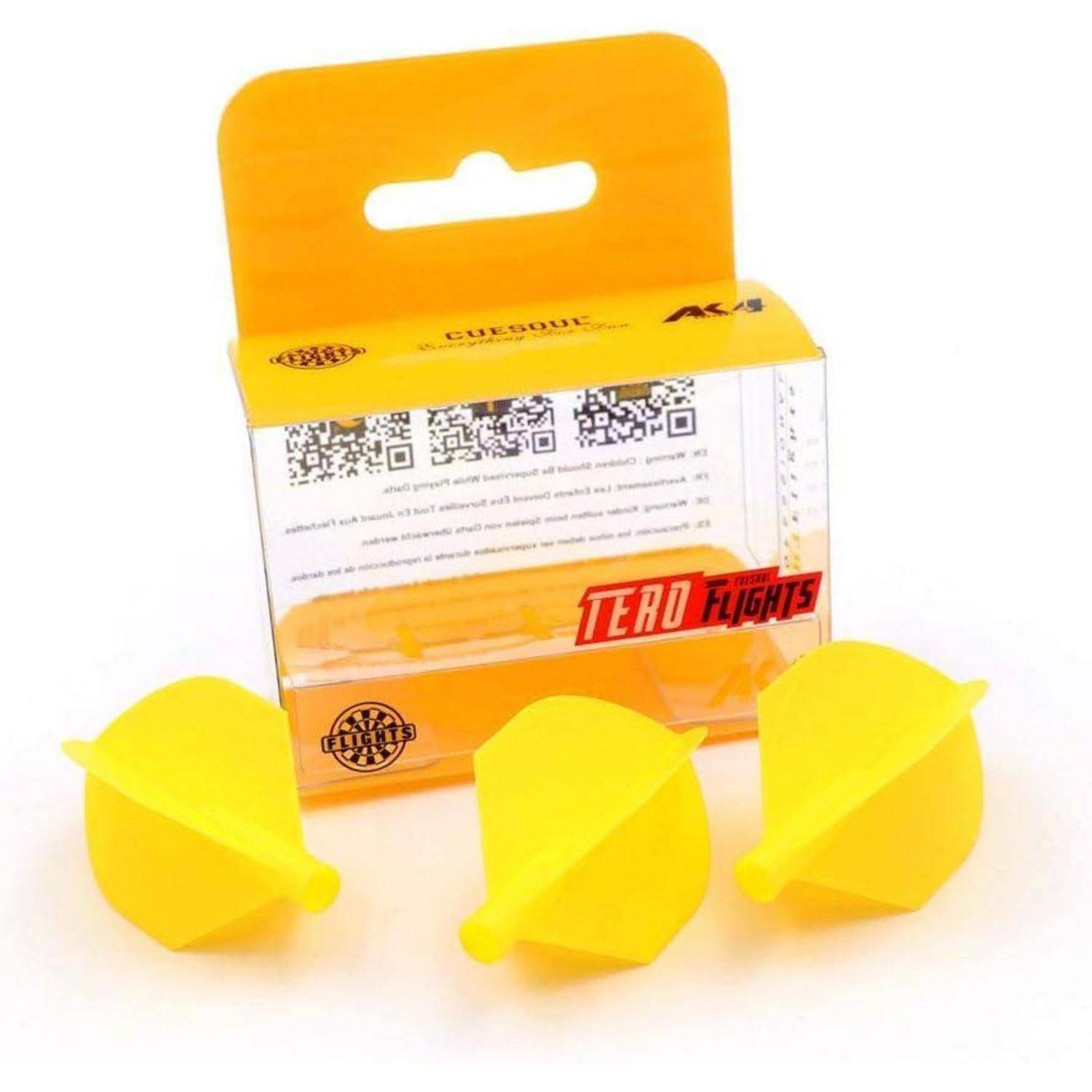 Gelbe Dart-Flights werden vor einer transparenten Verpackung mit QR-Codes und dem Text 'TERO FLIGHTS' auf der Verpackung angeordnet.