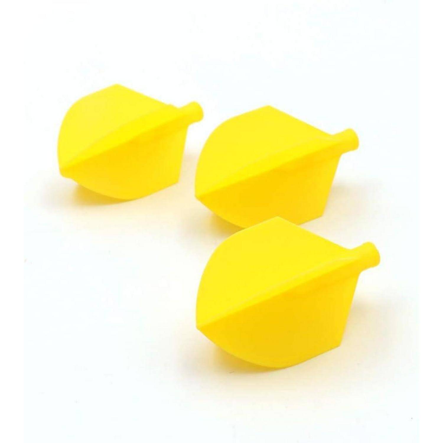 Drei gelbe geometrische Formen, die halbkugelförmigen Körpern mit flachen Böden ähneln, sind auf einem weißen Hintergrund angeordnet und werfen blasse Schatten.