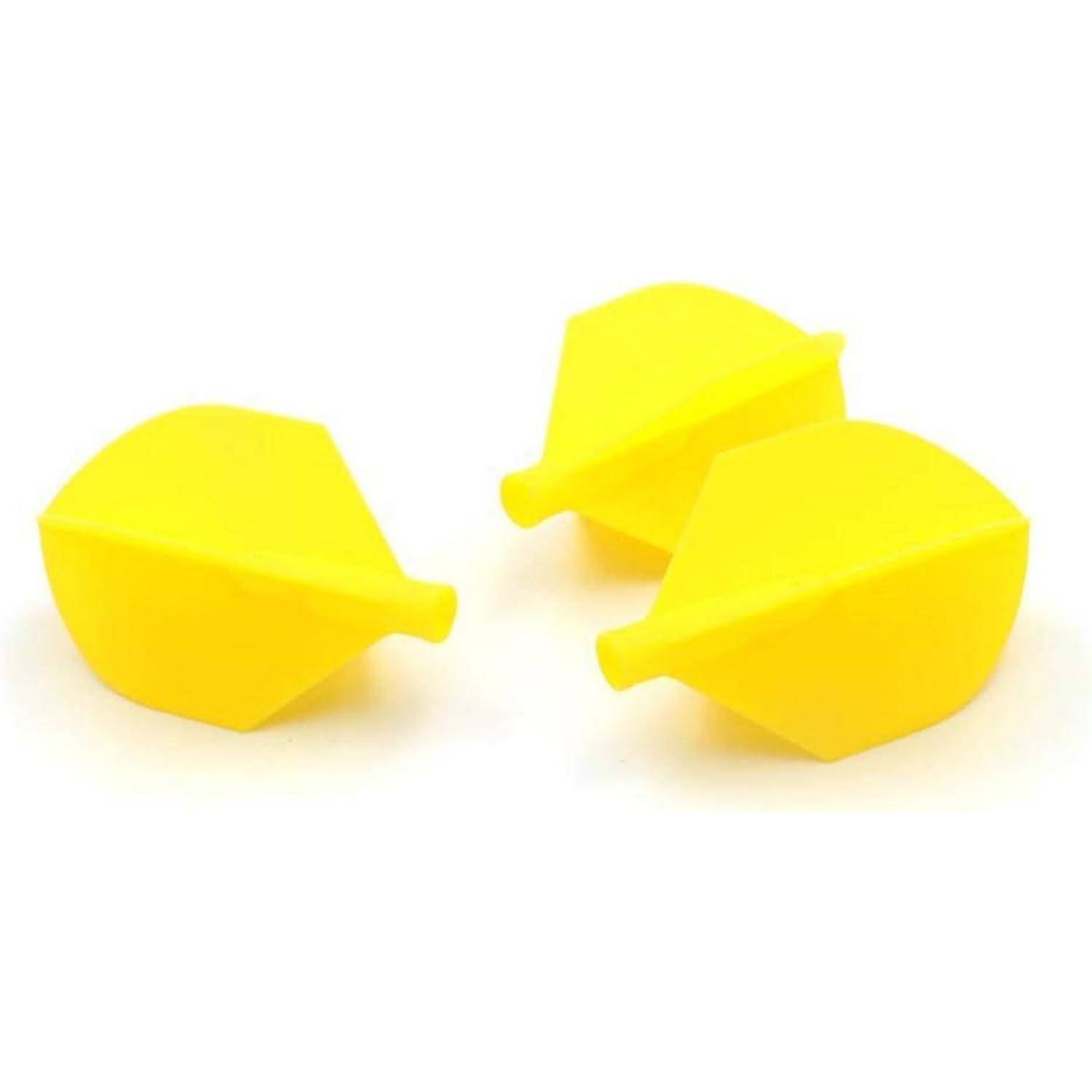 Drei gelbe Dreidels ohne sichtbare Markierungen, gleichmäßig auf einem weißen Hintergrund verteilt.